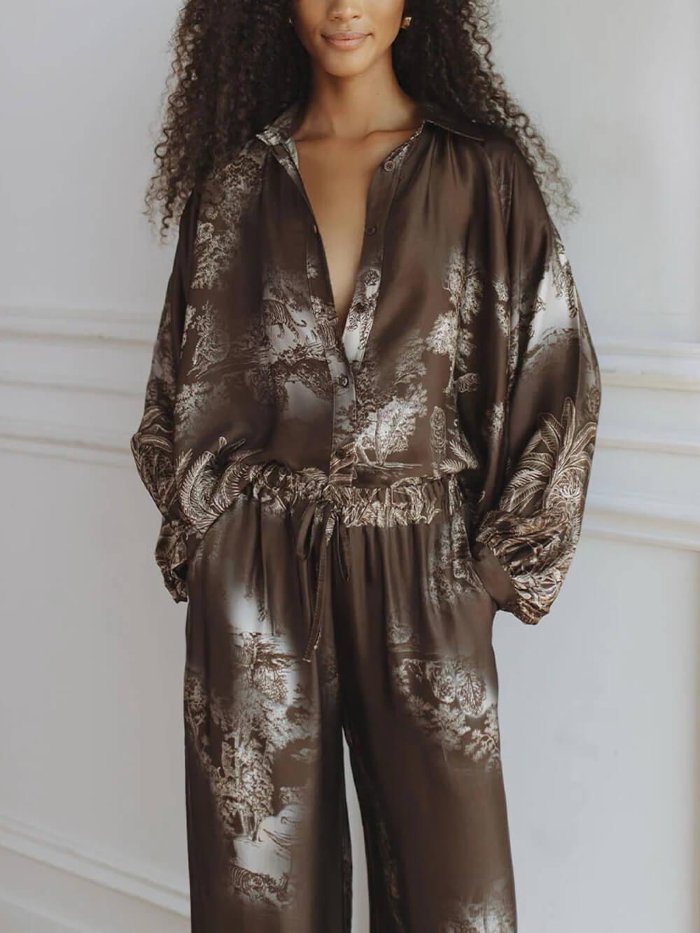 Completo originale marrone con top ampio a stampa floreale e pantaloni a gamba ampia con vita elasticizzata