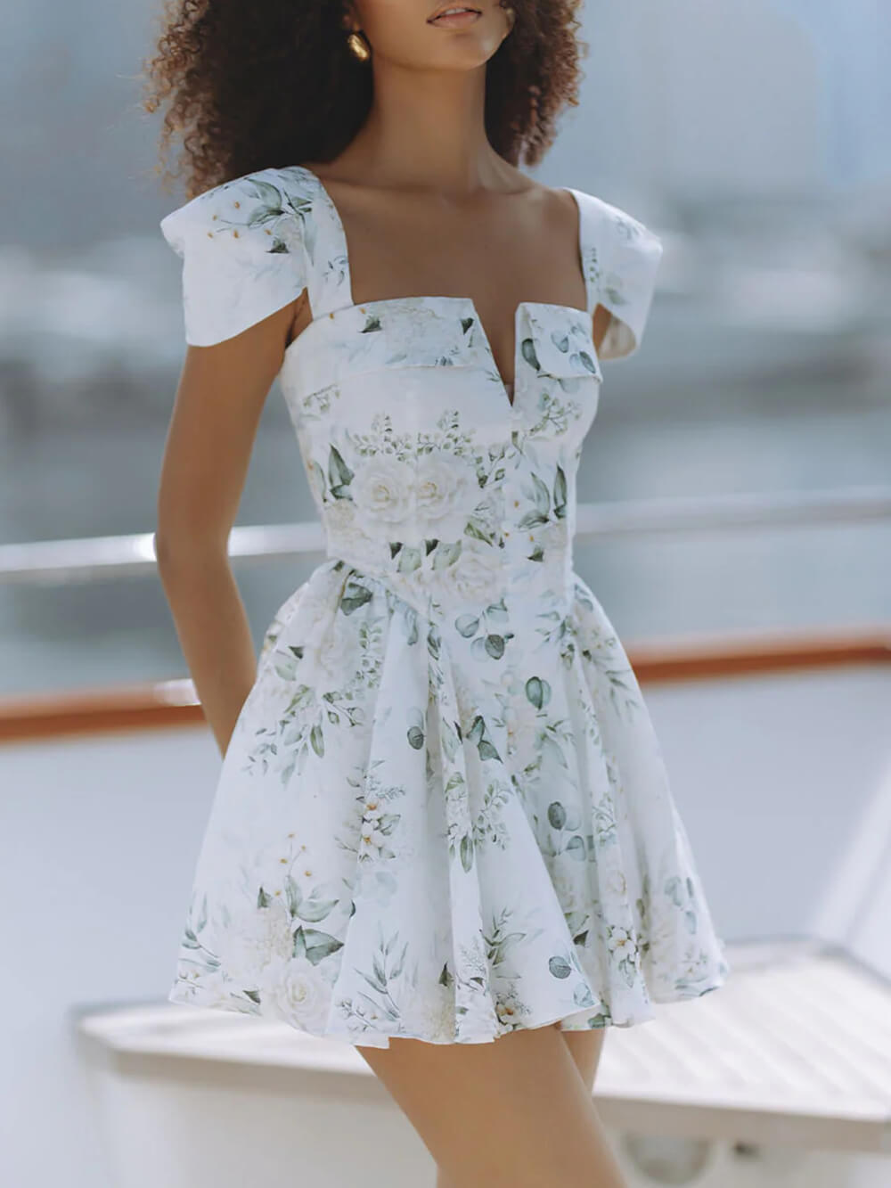 Mini-robe délicate à imprimé floral, dos ouvert et liens