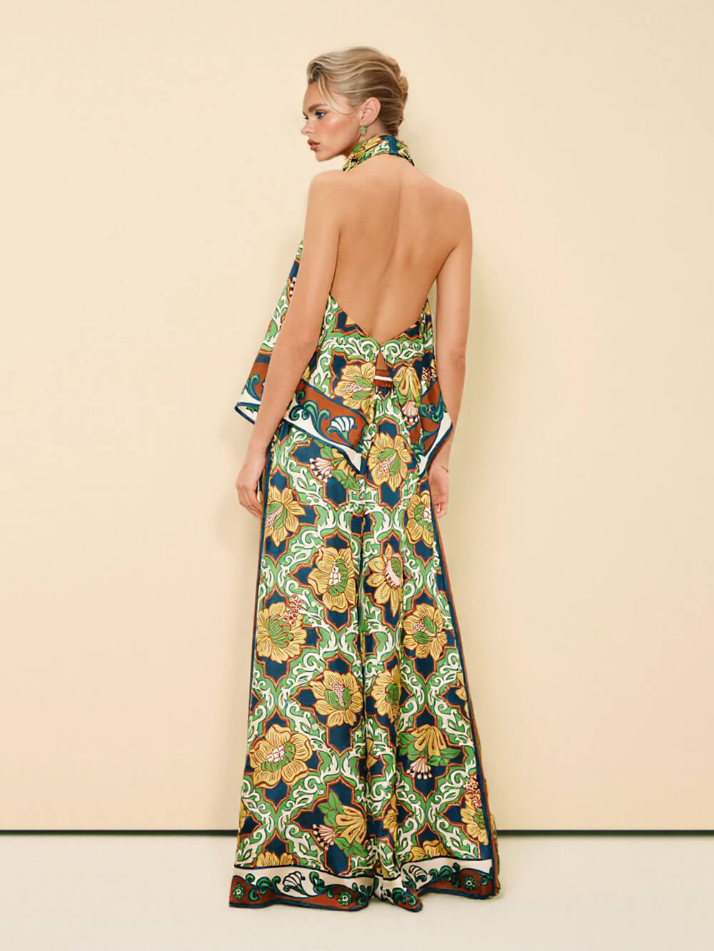 Conjunto moderno de camisola asimétrica de satén con estampado y espalda descubierta, y pantalón de pernera ancha con bolsillos