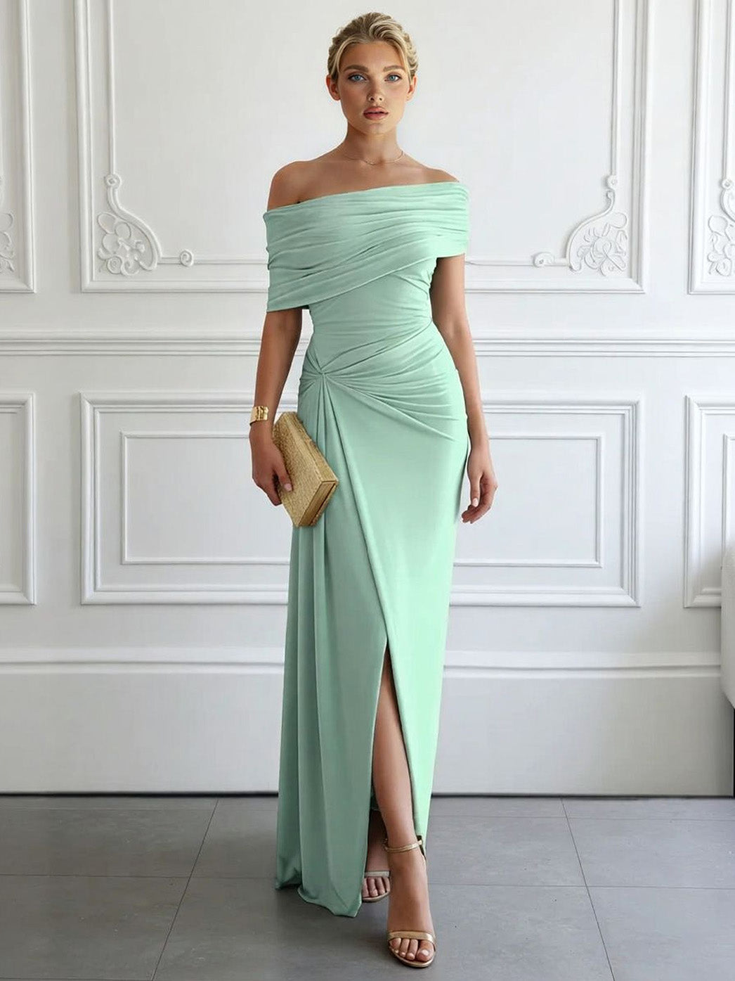 Abito lungo elegante con spalle scoperte, arricciature e spacco