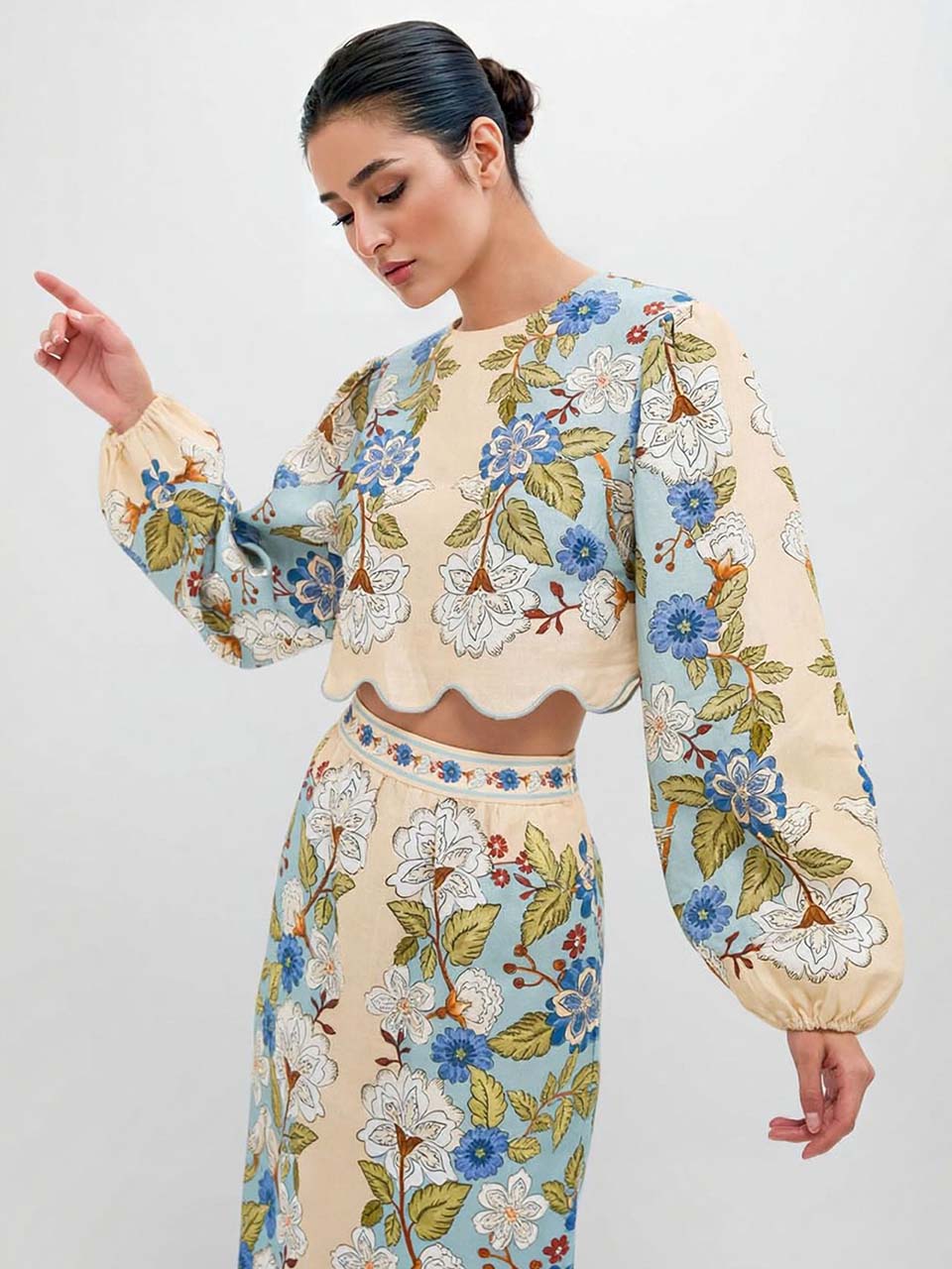 Ensemble deux pièces avec haut court brodé de fleurs rétro et jupe midi