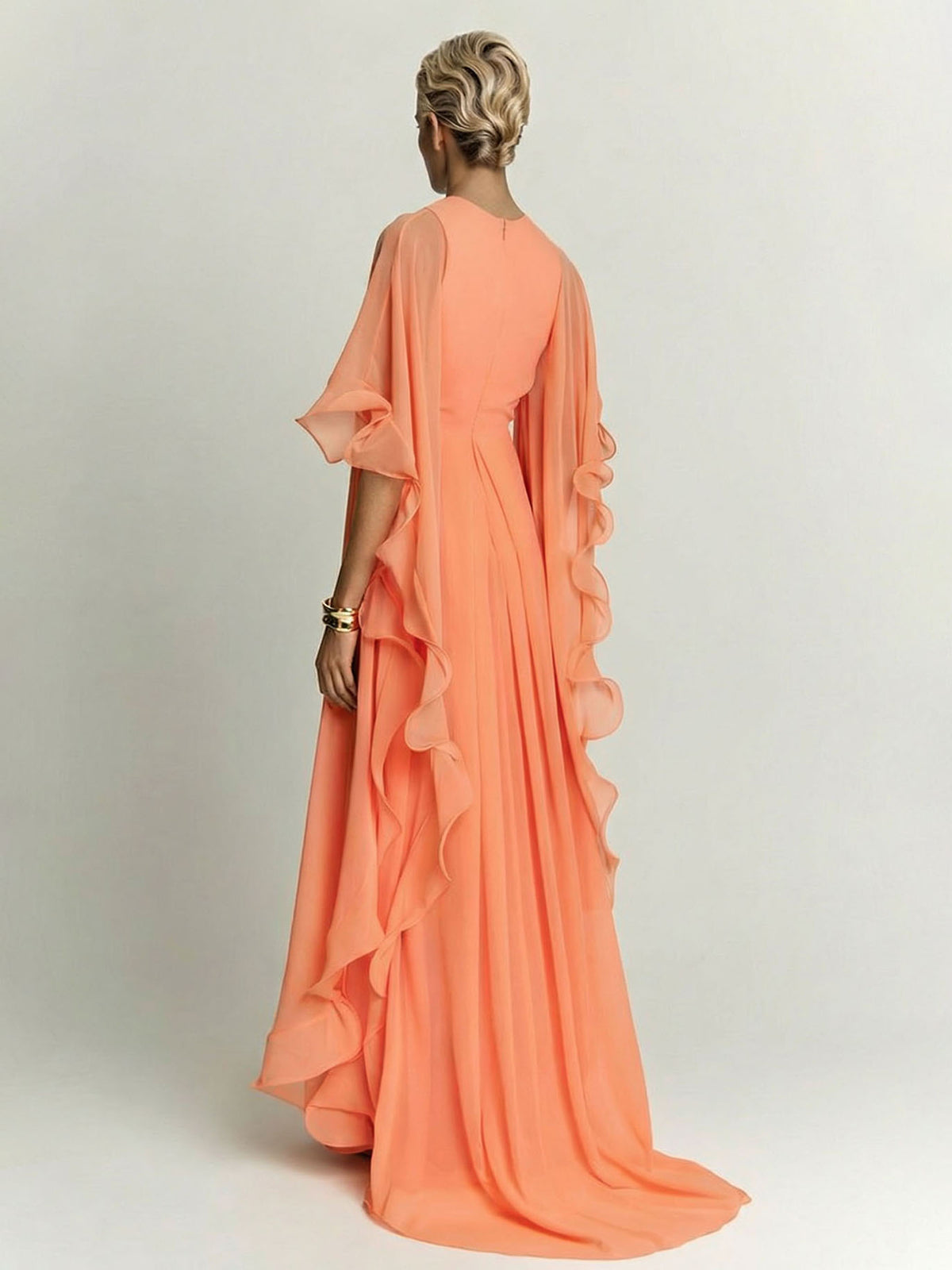 Elegante abito lungo fino ai piedi in chiffon, con maniche drappeggiate