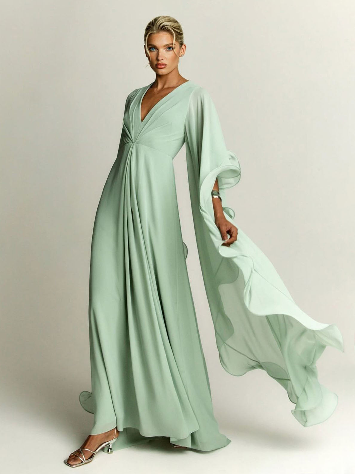 Elegante abito lungo fino ai piedi in chiffon, con maniche drappeggiate