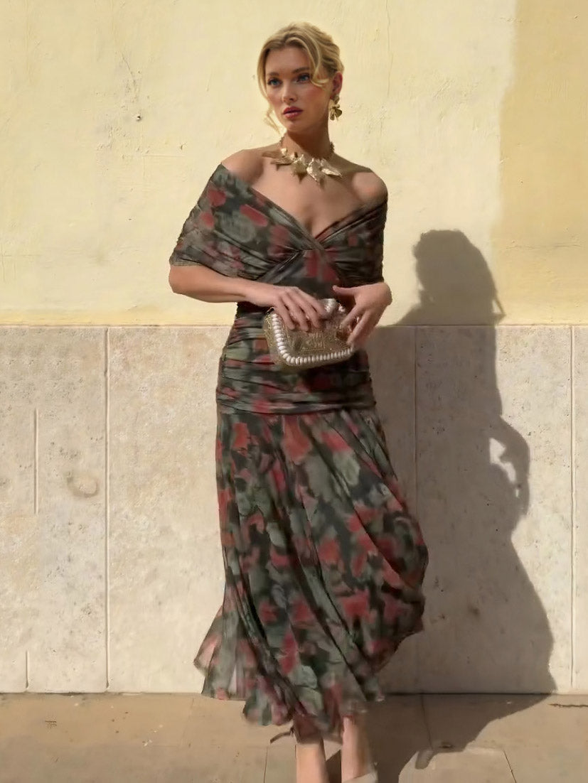 Elegante abito lungo plissettato in mesh con stampa ad acquerello