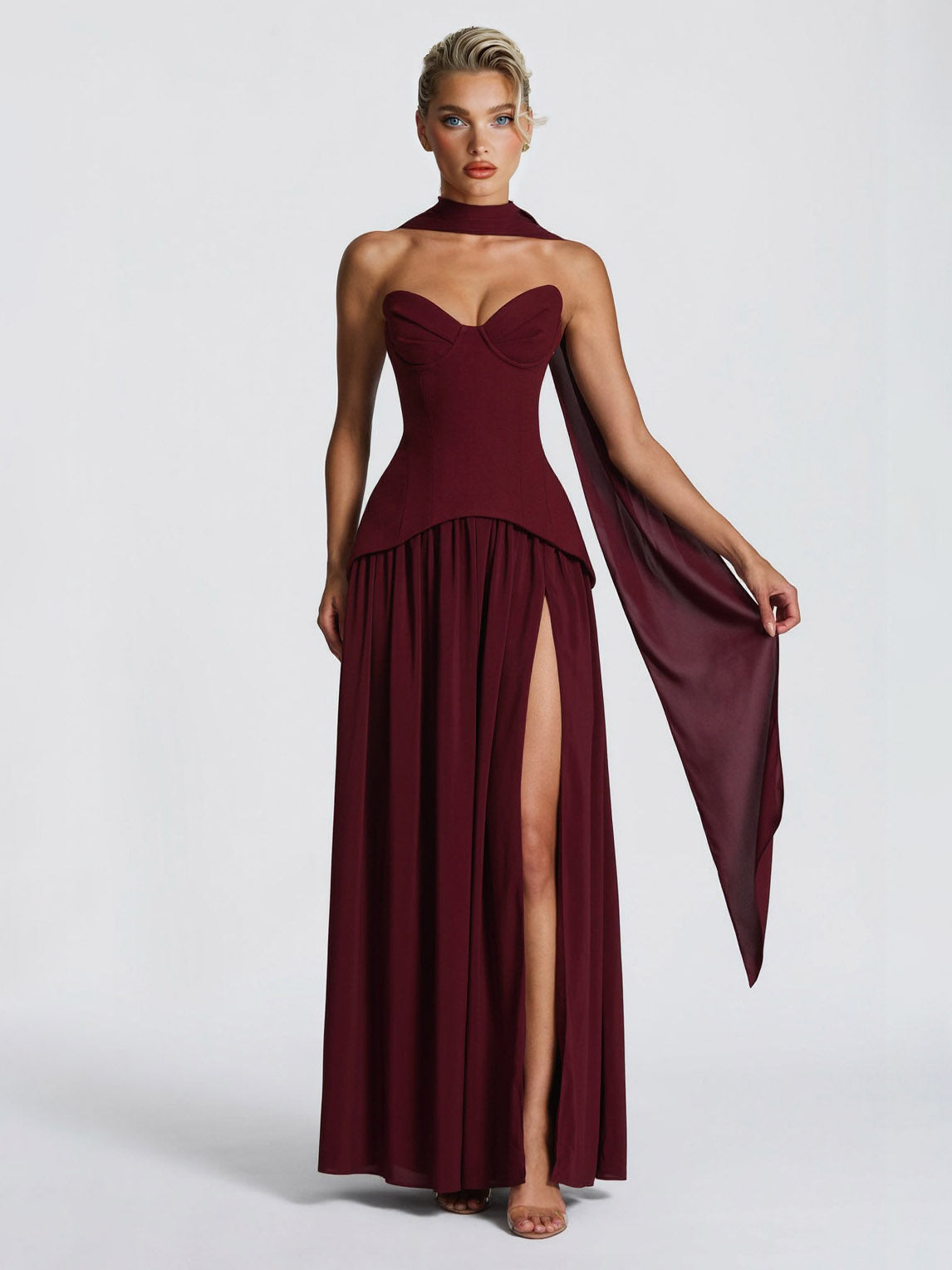 Vestido largo elegante de fiesta con escote corazón y abertura alta
