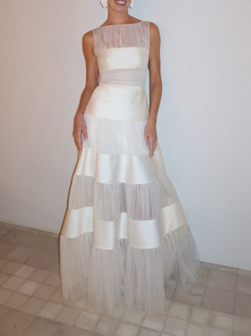 Élégante robe longue sans manches en satin plissé et tulle superposé