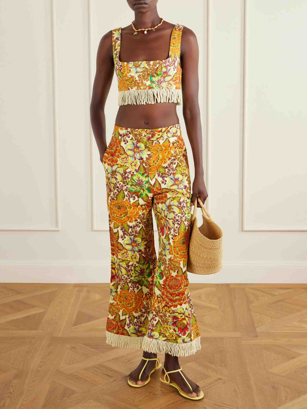 Retro-Set aus Crop-Top mit Fransen und Hose mit Print