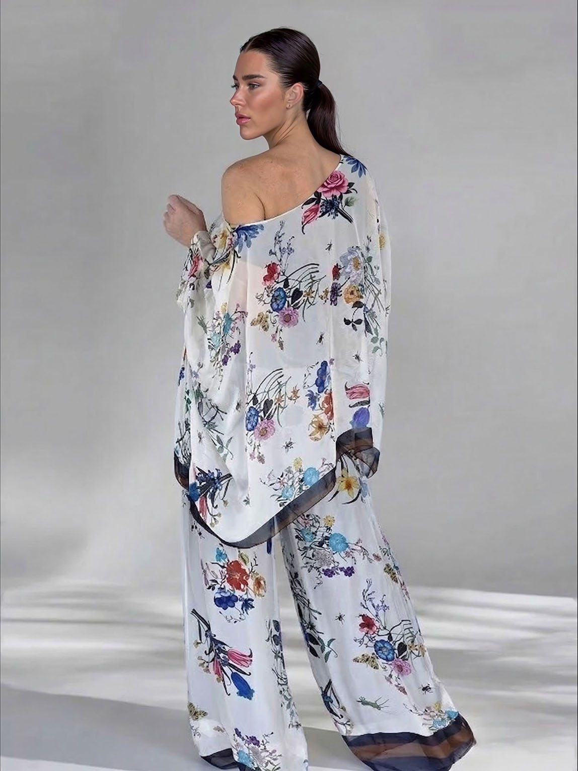 Ensemble élégant à imprimé floral et tissu transparent, composé d’un haut asymétrique à une épaule et d’un pantalon à jambes larges