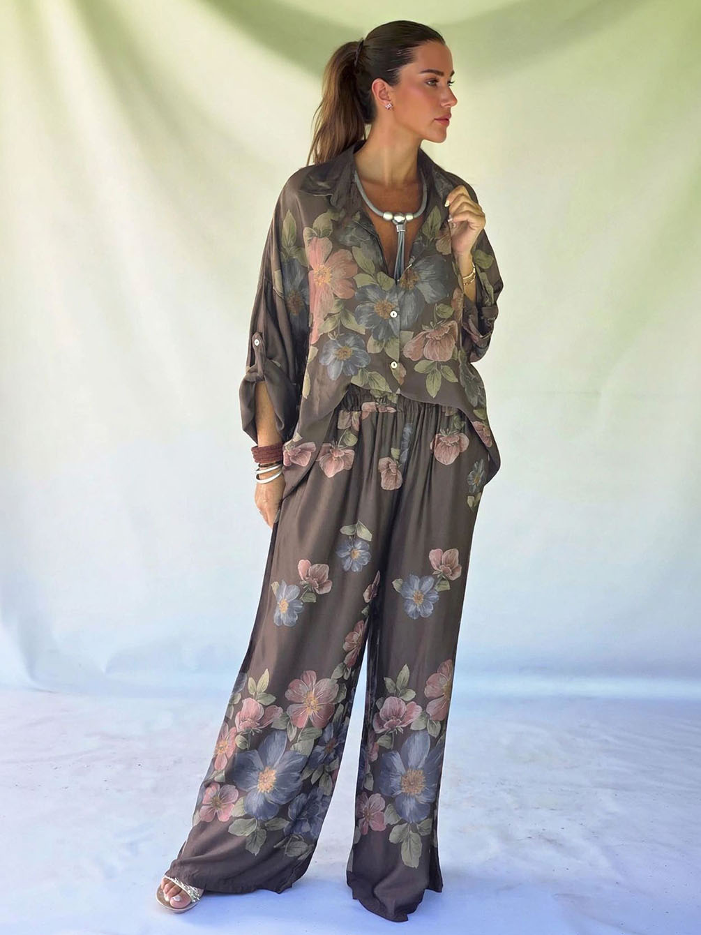 Conjunto de dos piezas con camisa de cuello y estampado floral retro y pantalón de pierna ancha con cintura elástica