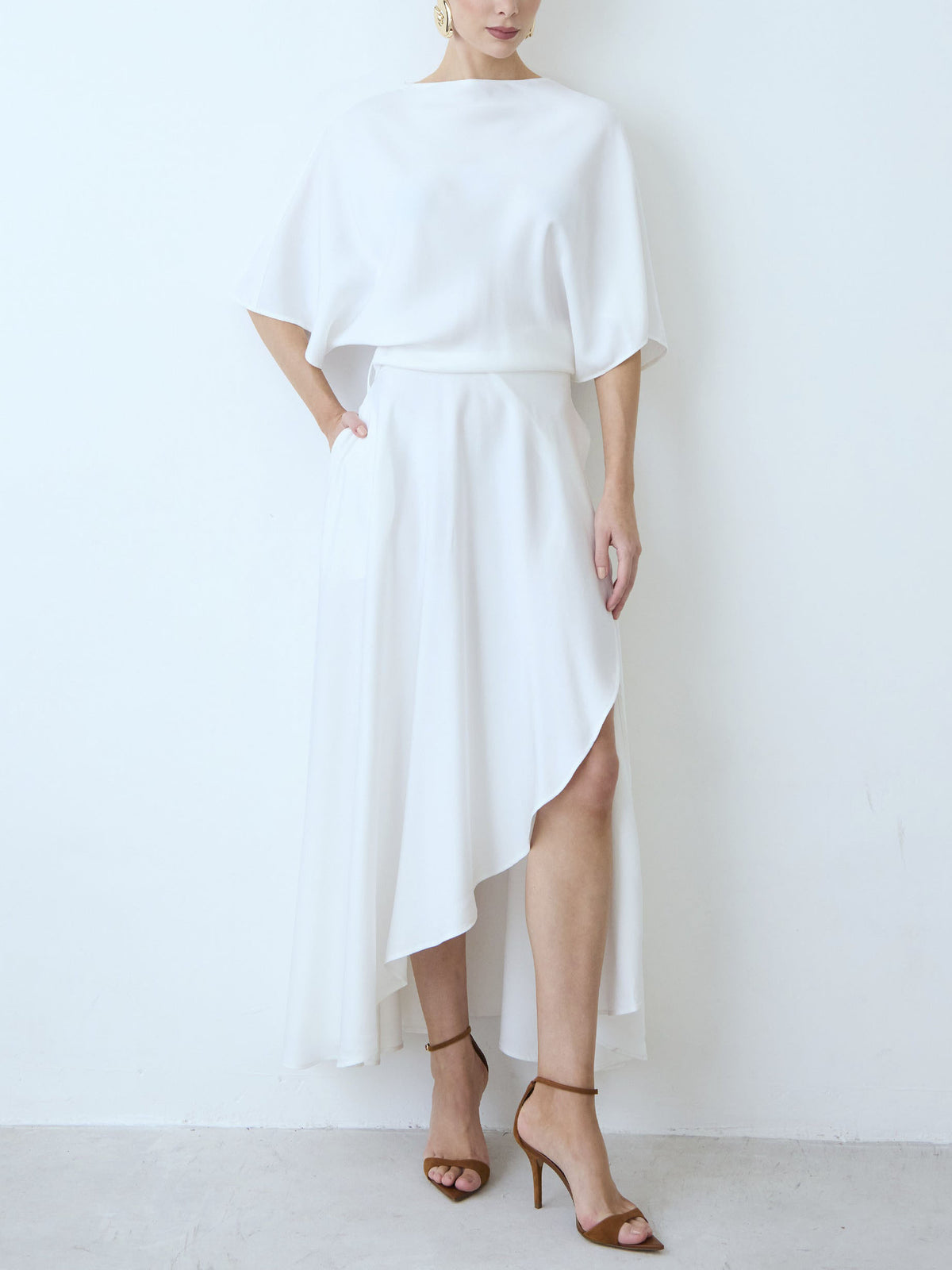 Elegantes fließendes Wickelkleid aus Satin in Midilänge