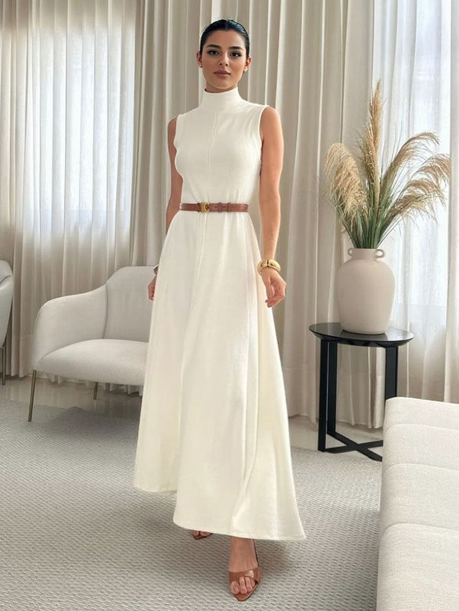 Elegante abito lungo senza maniche con collo alto e cintura