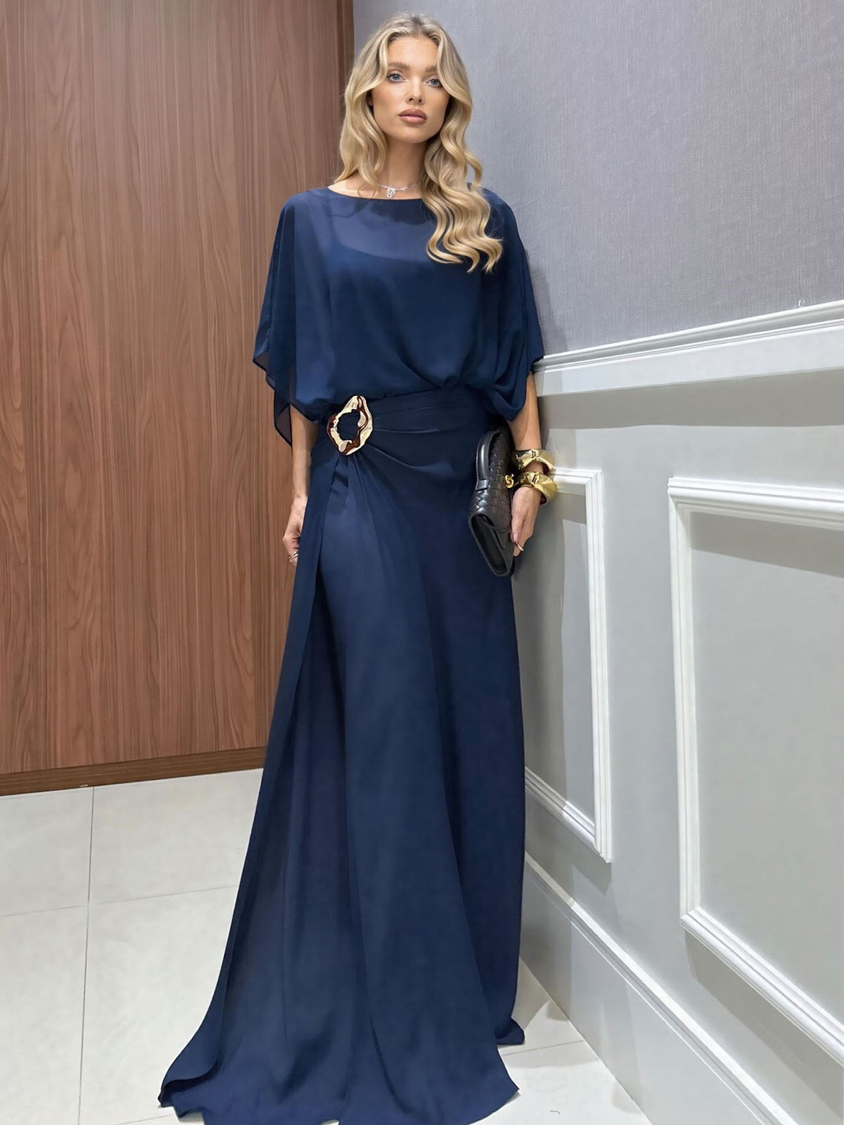 Elegante completo a due pezzi con top mantella in chiffon e pantaloni a gamba larga