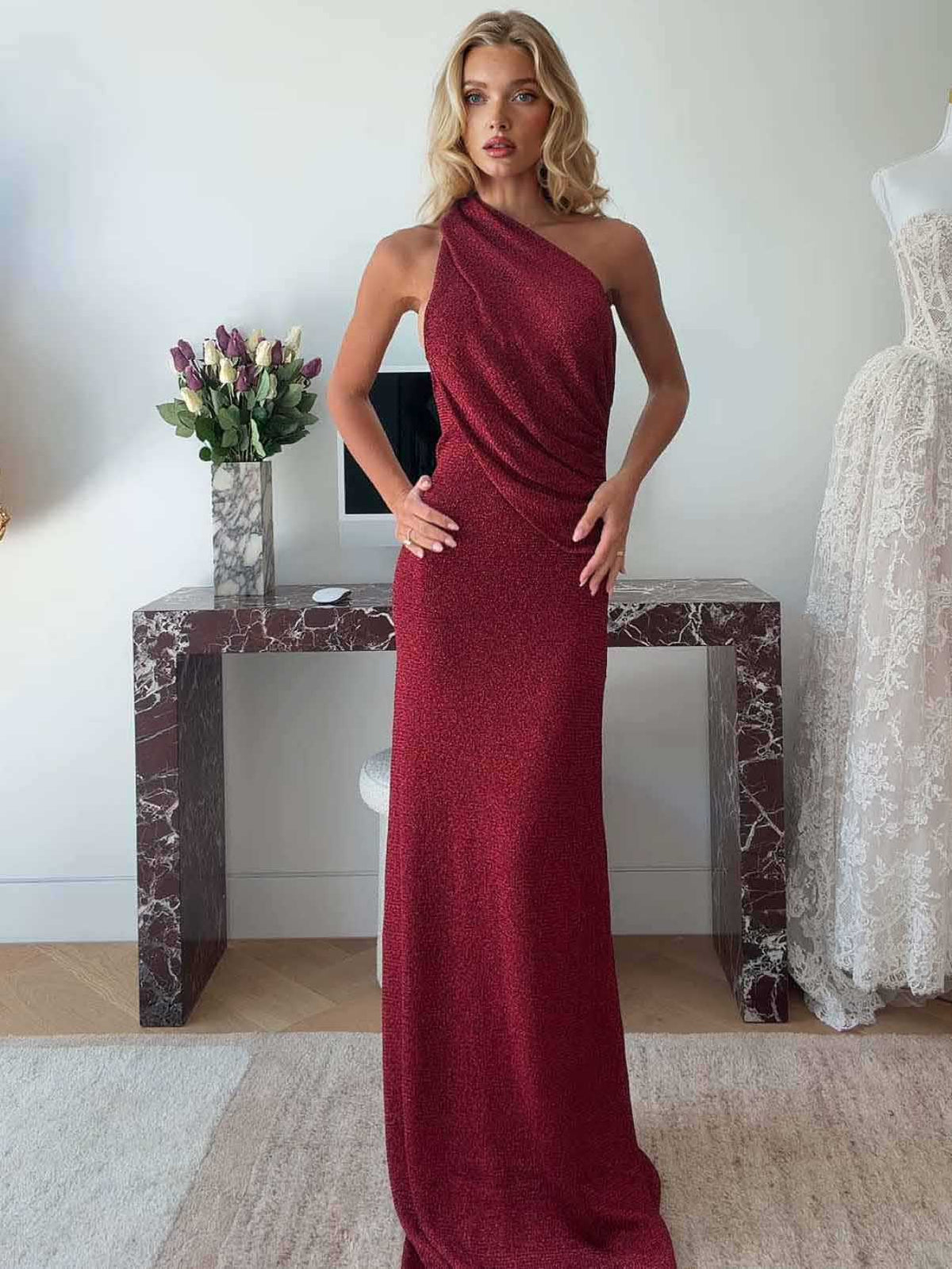 Elegante abito da sera lungo, lucido metallizzato, con schiena scoperta e arricciature