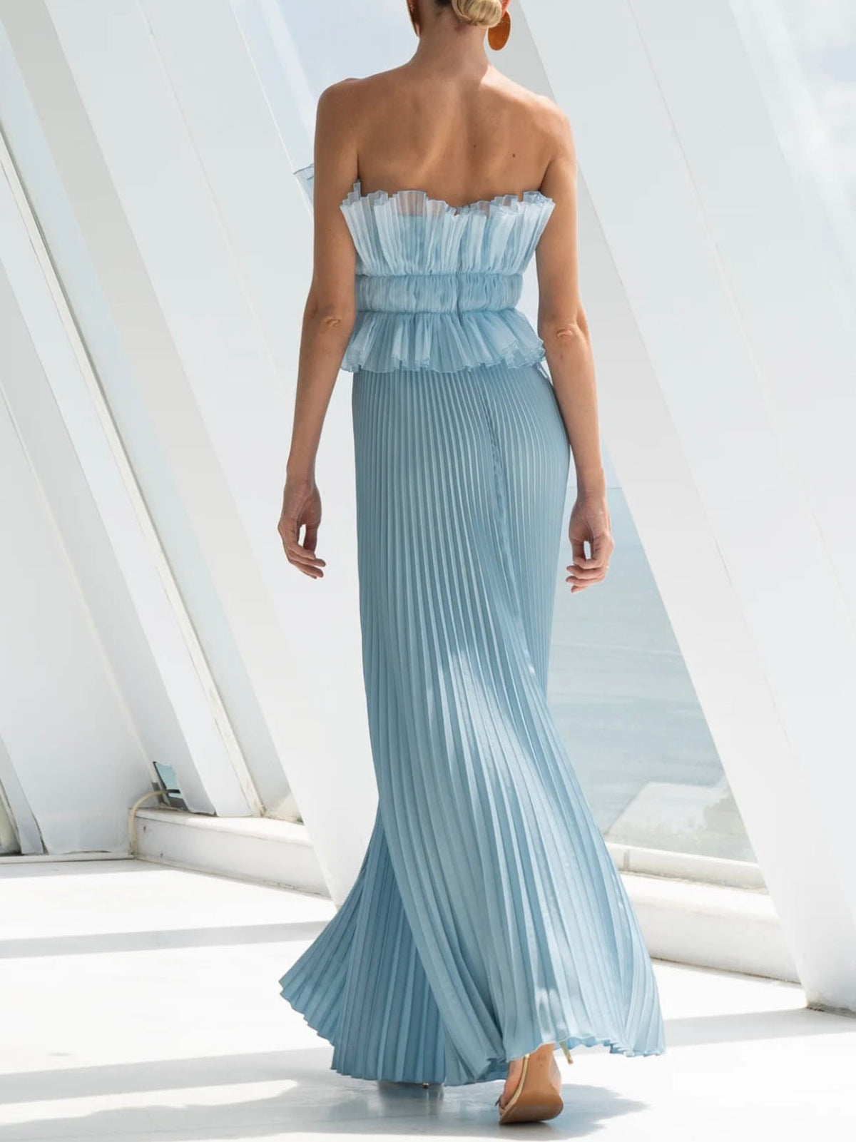 Plissiertes trägerloses Maxikleid in Metallic-Blush