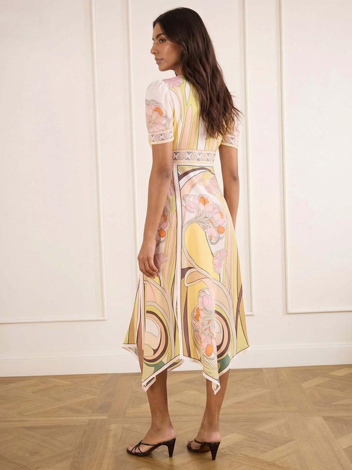 Vestido midi elegante de estilo vintage con estampado floral, mangas abullonadas y bajo asimétrico