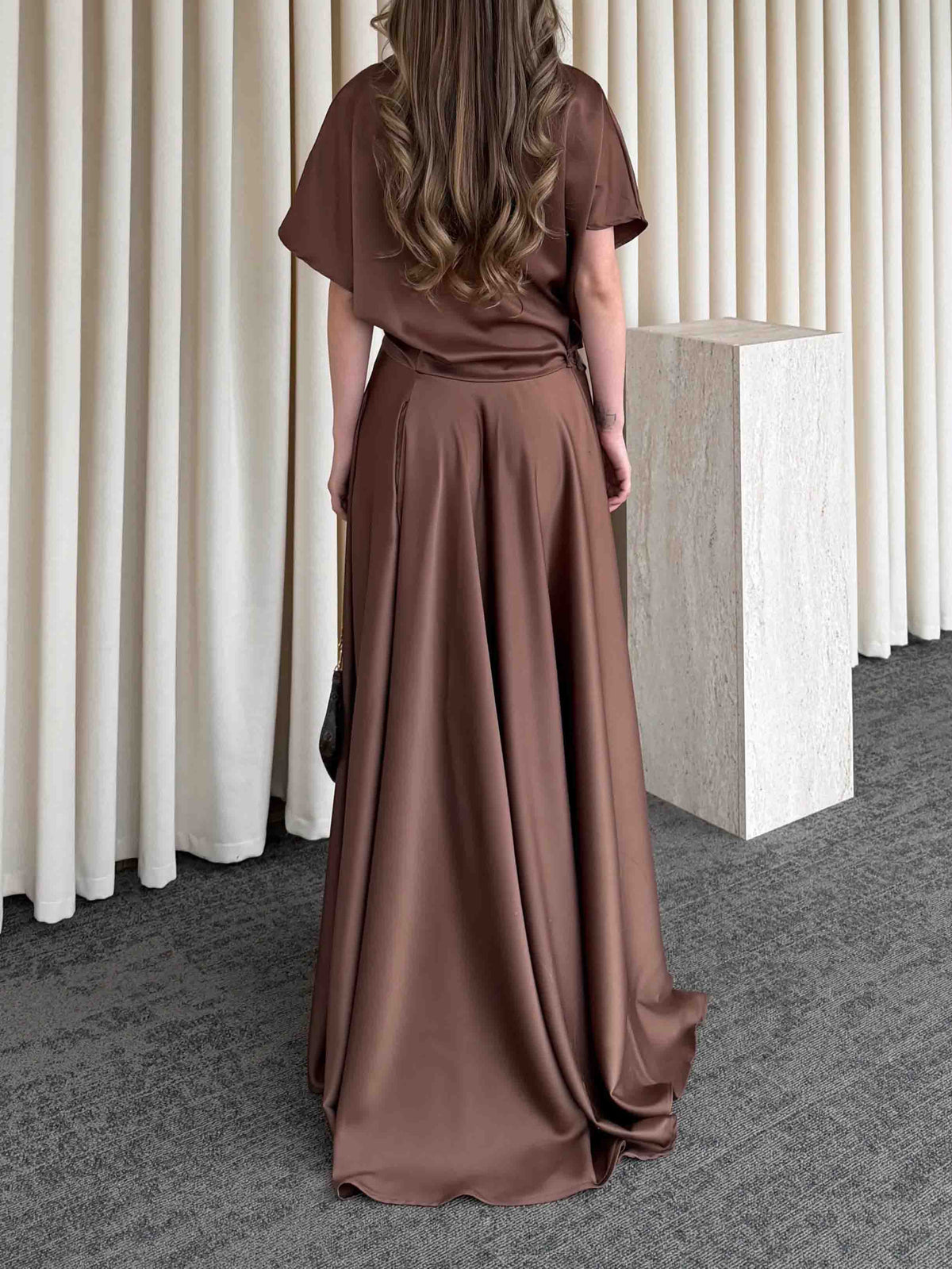 Elegantes fließendes Wickelkleid aus Satin in Midilänge
