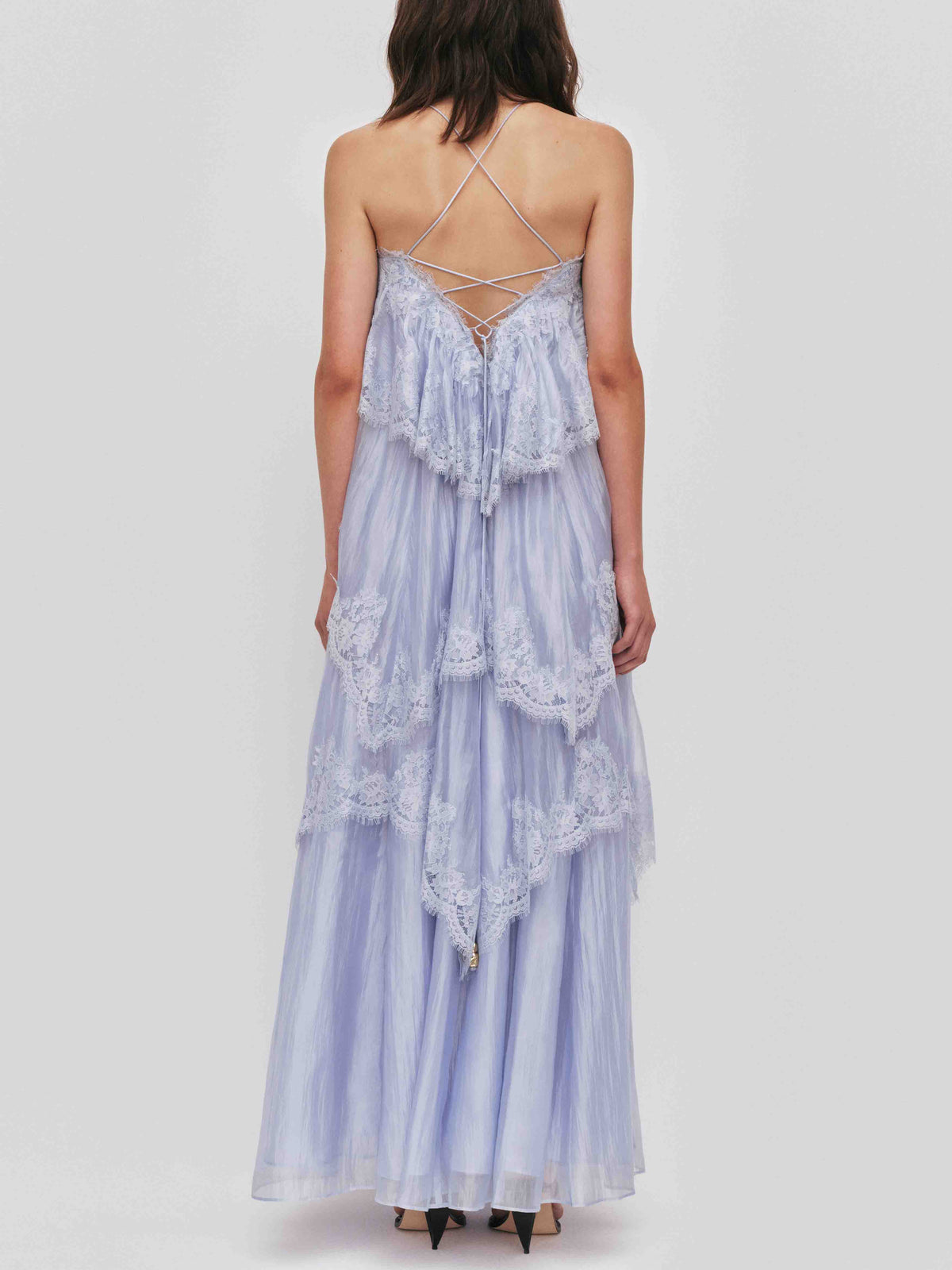 Elegantes Lagen-Maxikleid mit Spitzenbesatz und Spaghettiträgern