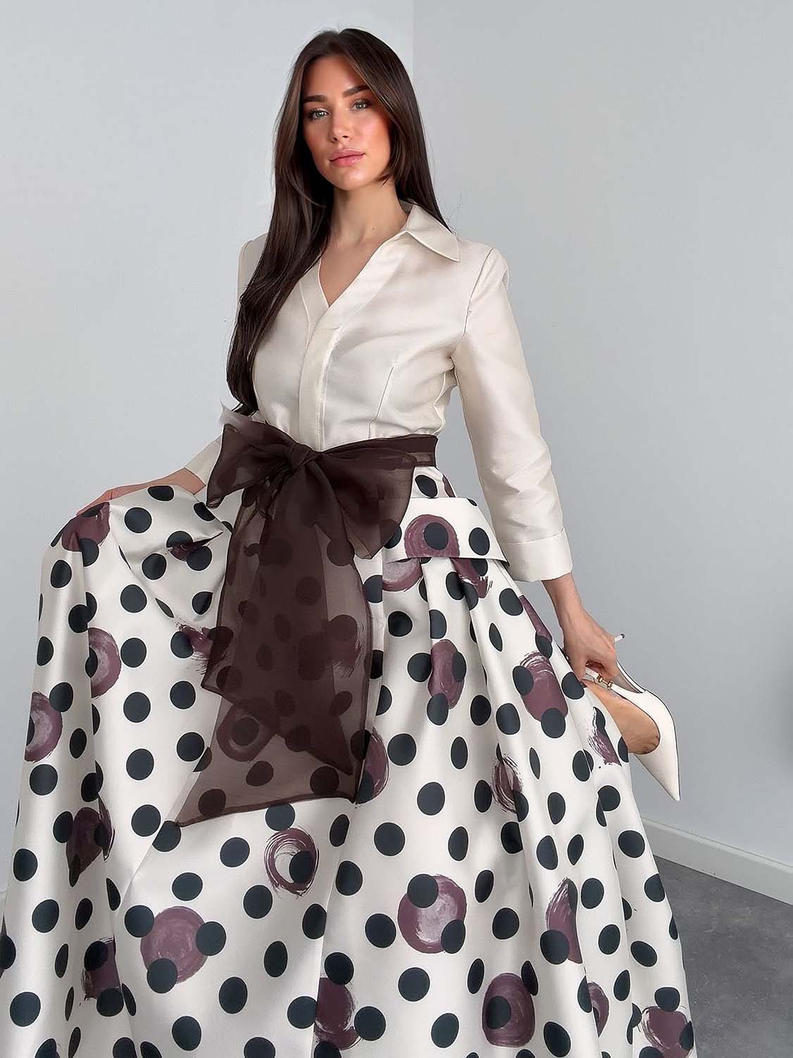Elegantes Maxikleid mit Pünktchenmuster und Bindegürtel