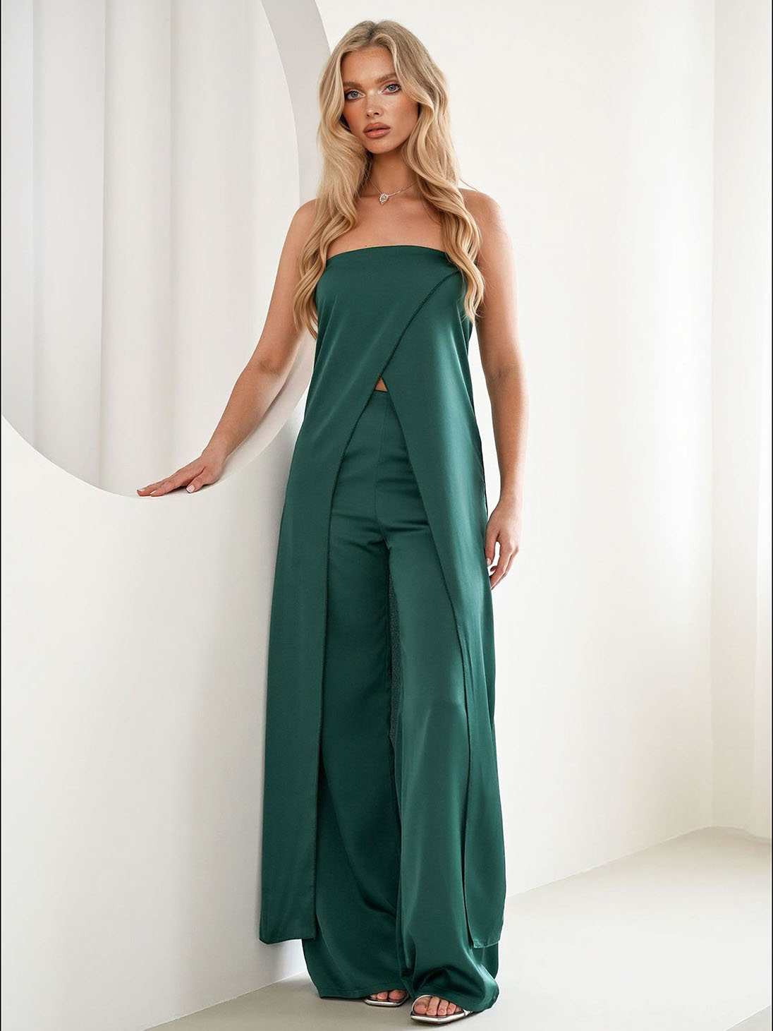 Conjunto elegante de duas peças, com top cai-cai de cetim e calças