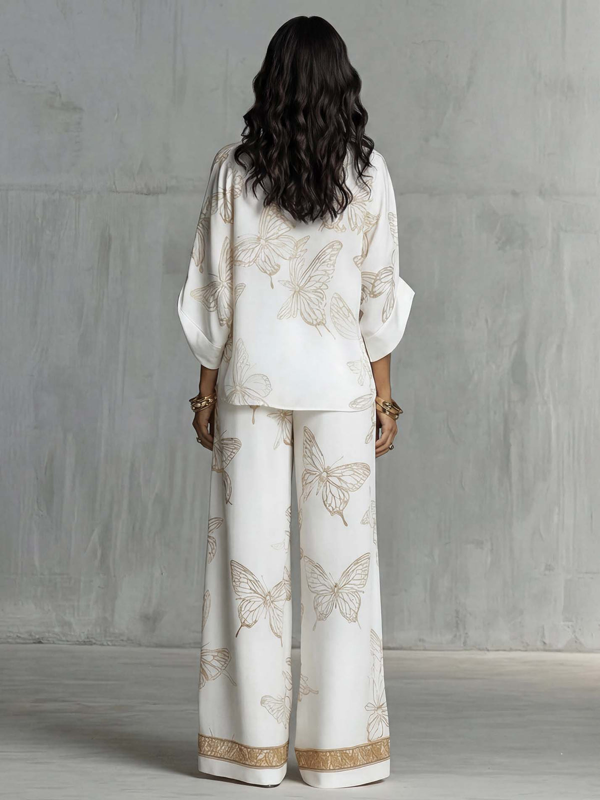 Set elegante con top con zip e stampa a farfalle e pantaloni a gamba larga