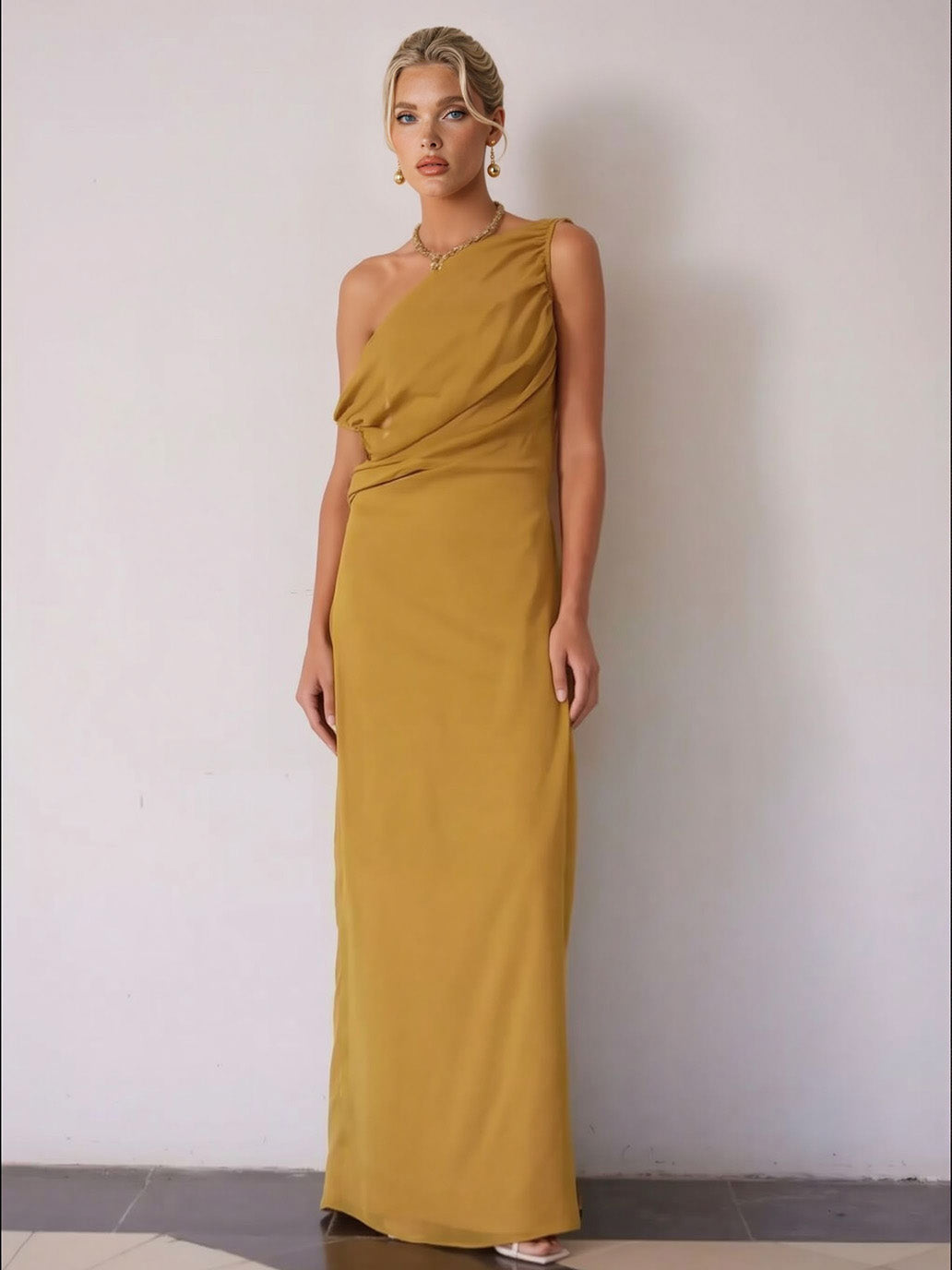 Elegante abito lungo fluido monospalla con vita arricciata
