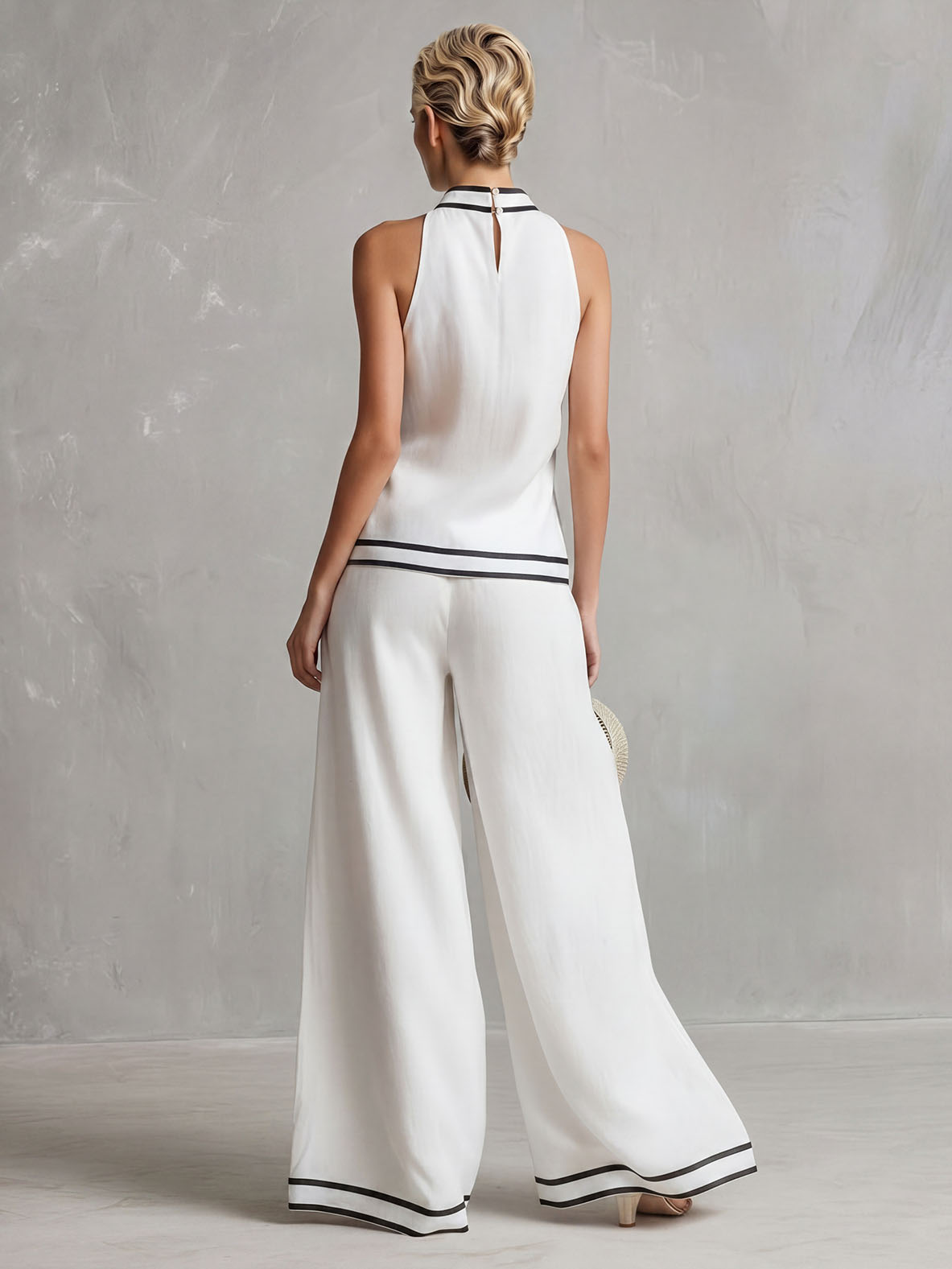 Conjunto minimalista de duas peças com top de decote halter e calças