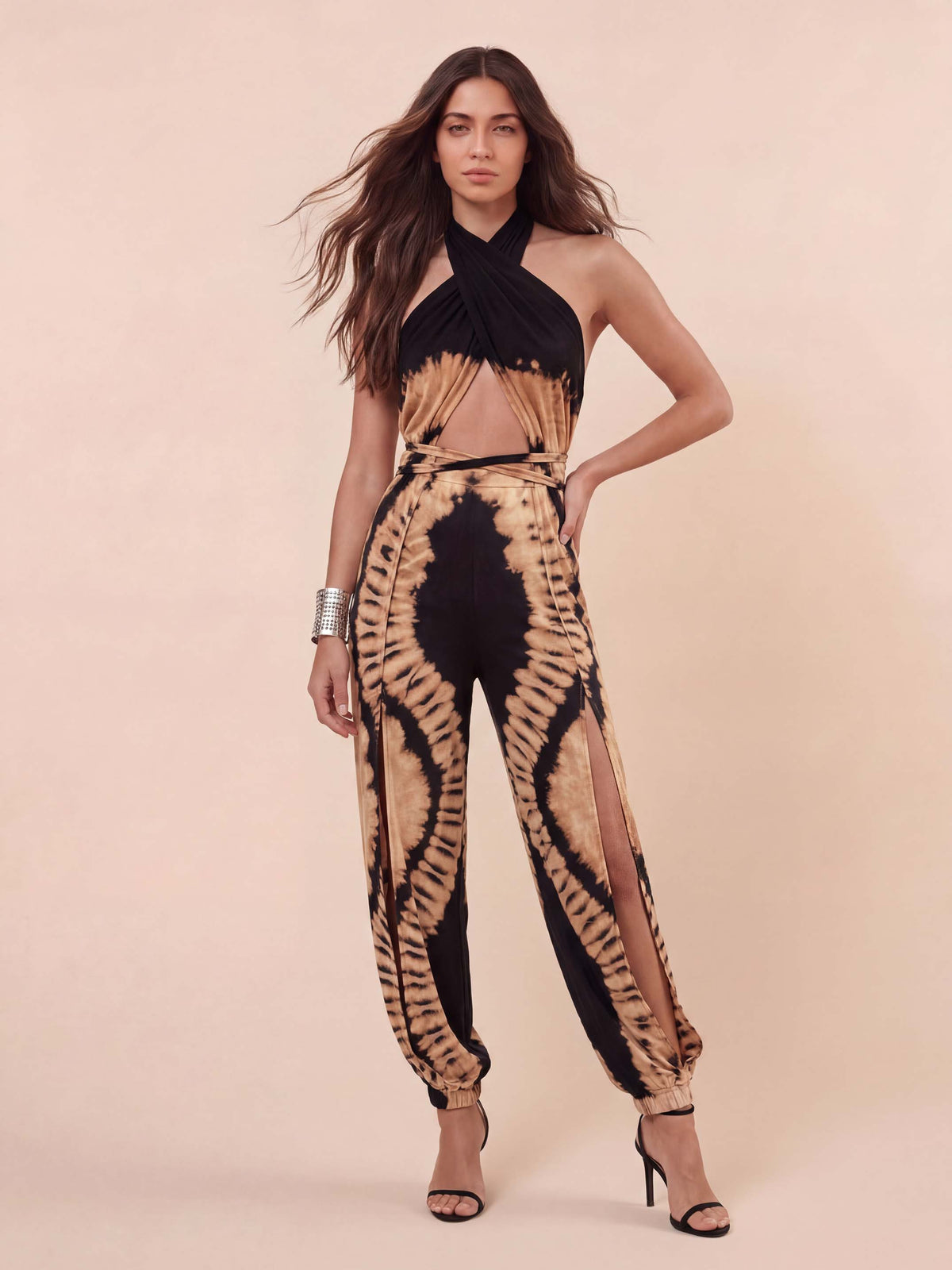 Rückenfreier Jumpsuit im Boho-Stil mit Batikmuster
