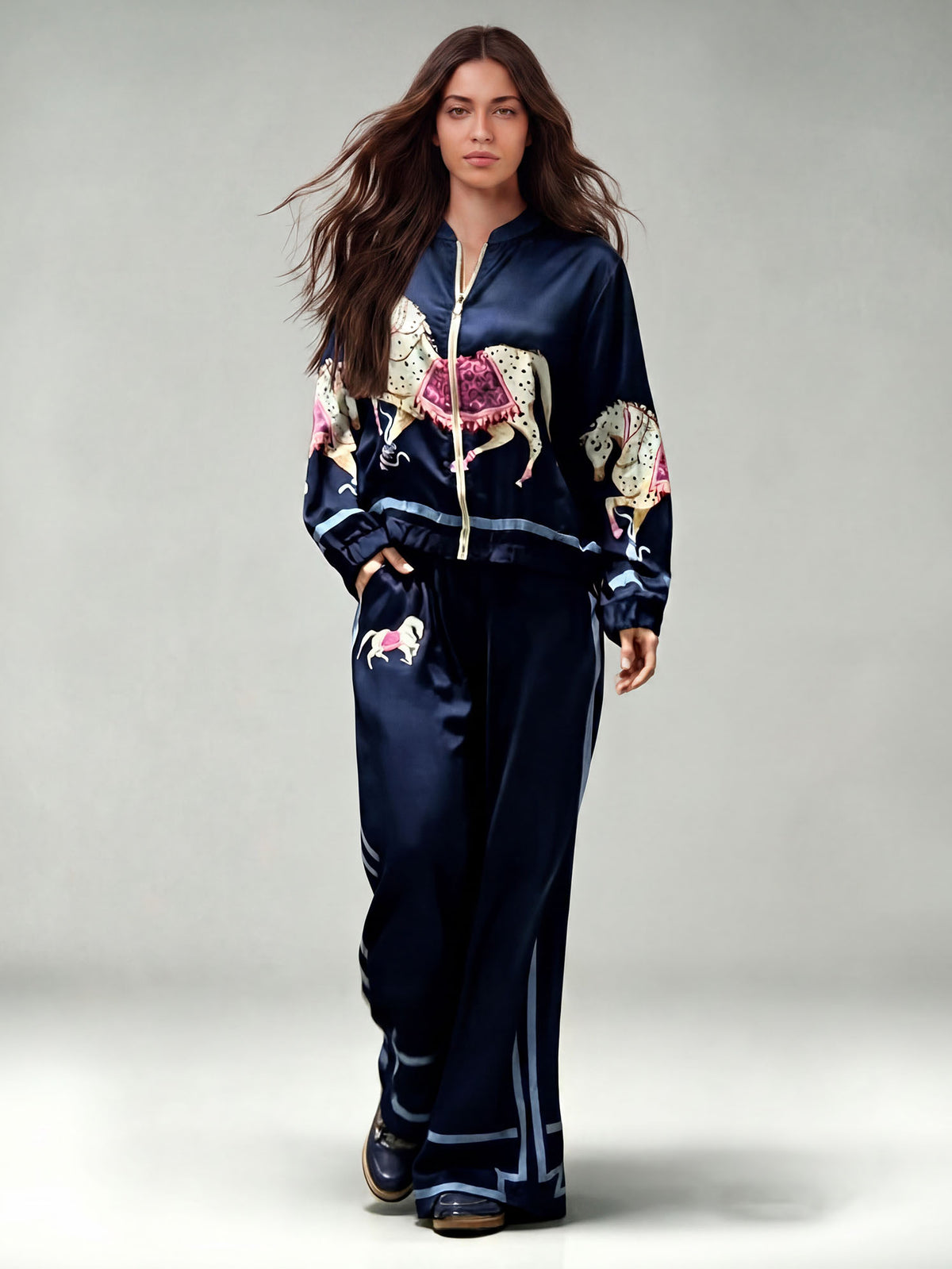 Ensemble deux pièces raffiné en satin imprimé chevaux, avec veste zippée et pantalon large