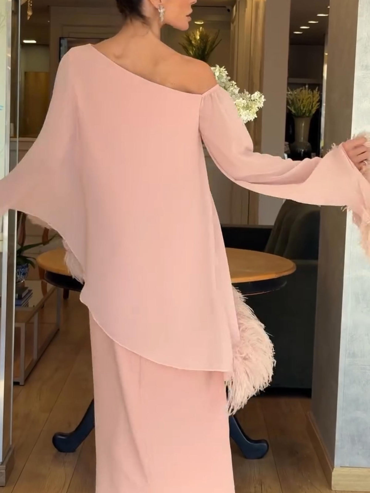 Vestido maxi elegante de chiffon drapeado com acabamento de penas