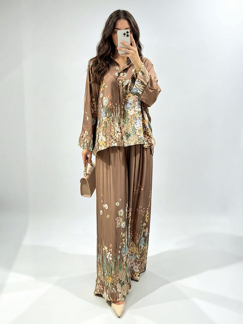 Completo elegante con camicia in raso a stampa floreale e pantaloni a gamba larga