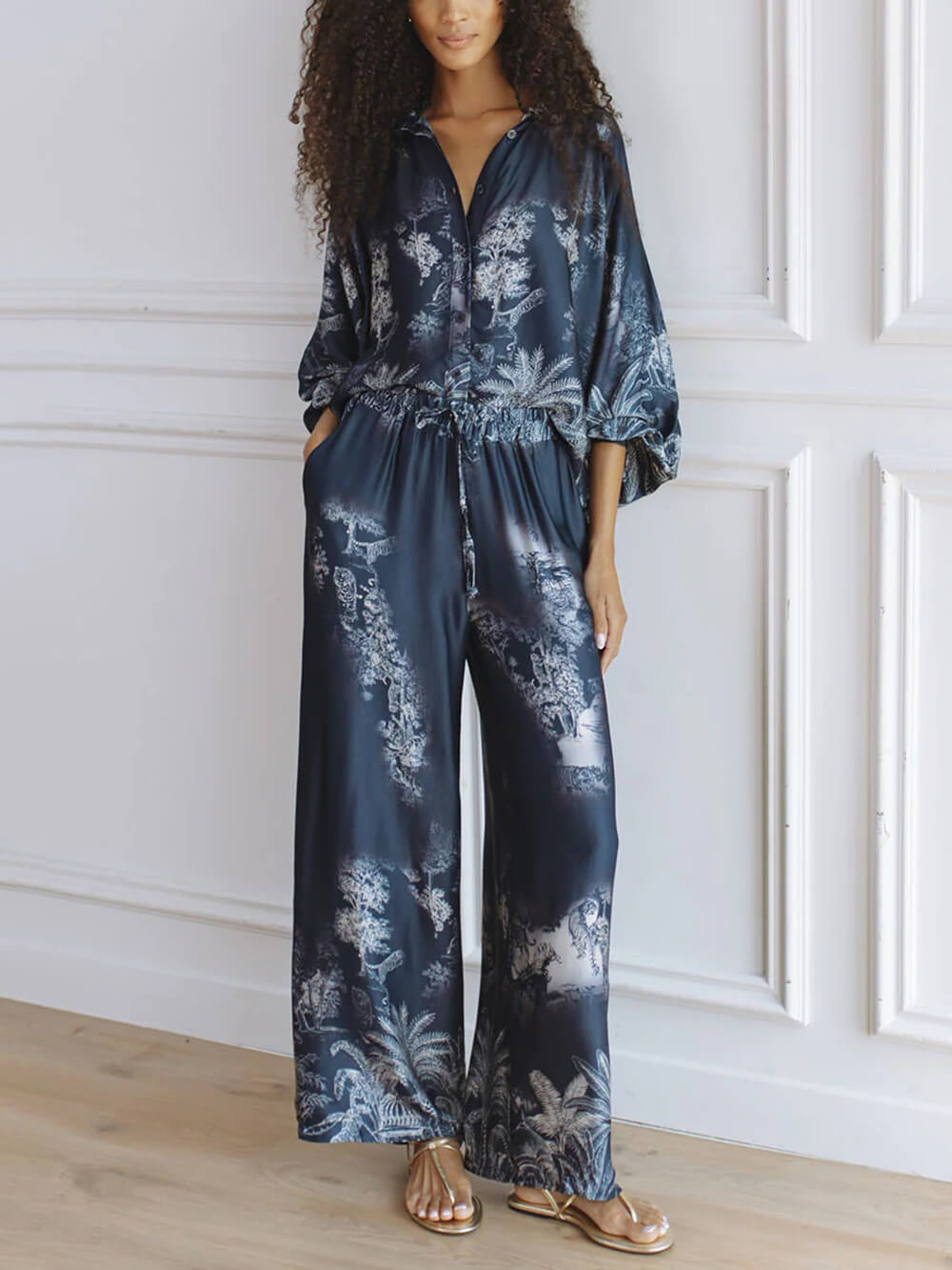 Completo originale blu navy con top ampio a stampa floreale e pantaloni a gamba ampia con vita elasticizzata