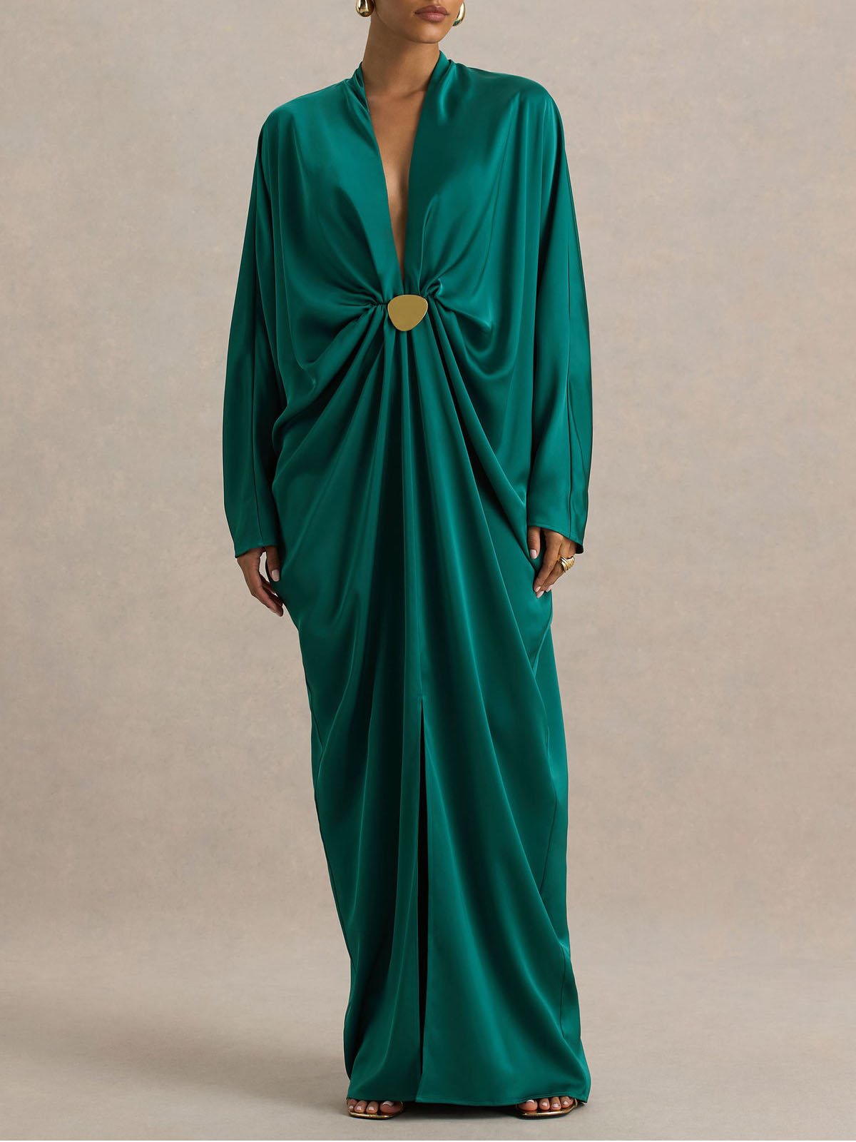 Elegante abito lungo drappeggiato in raso con maniche a pipistrello