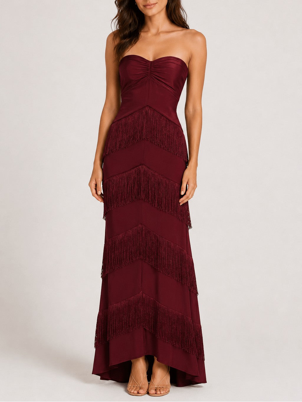 Elegantes trägerloses Maxikleid mit Lagen und Quasten