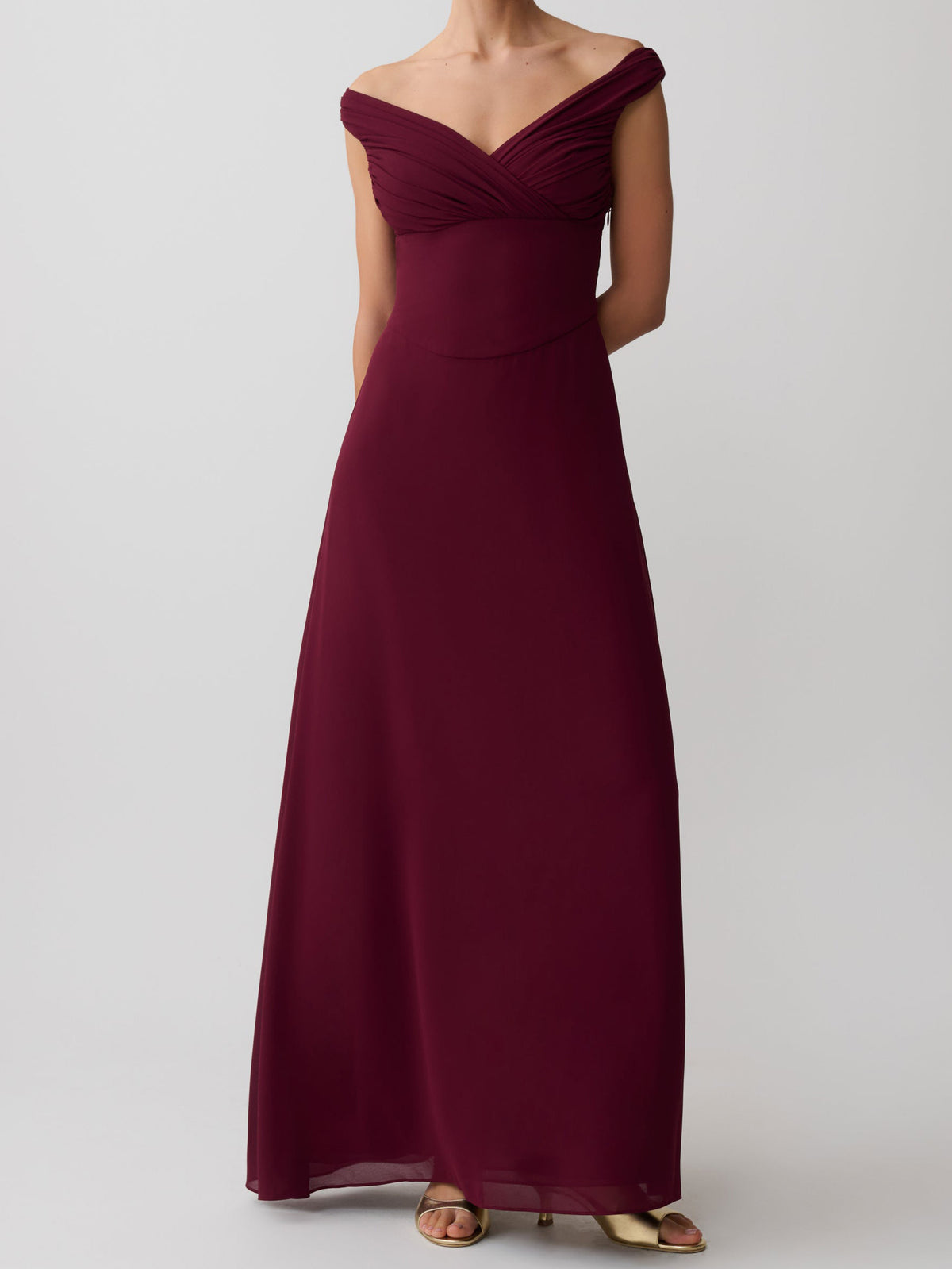 Elegante abito lungo con spalle scoperte e vita arricciata