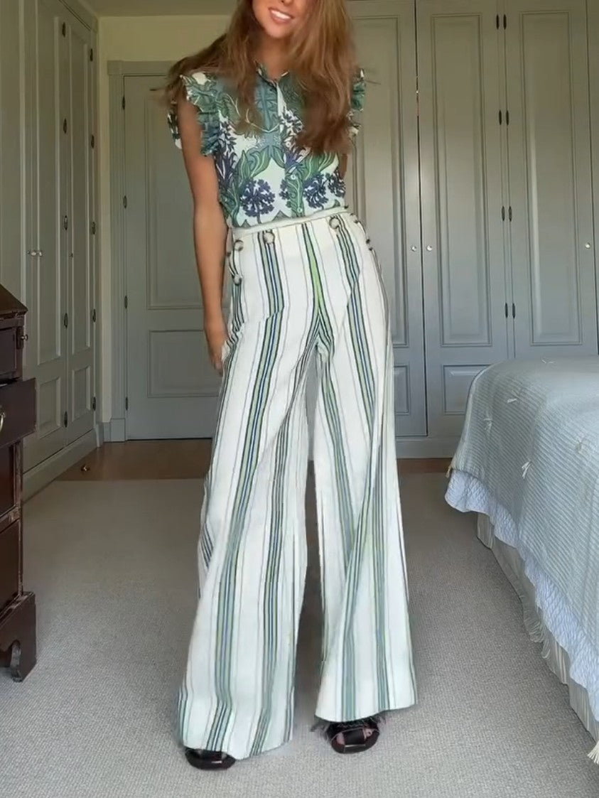 Conjunto de dos piezas con top de volantes con estampado botánico y pantalones a rayas