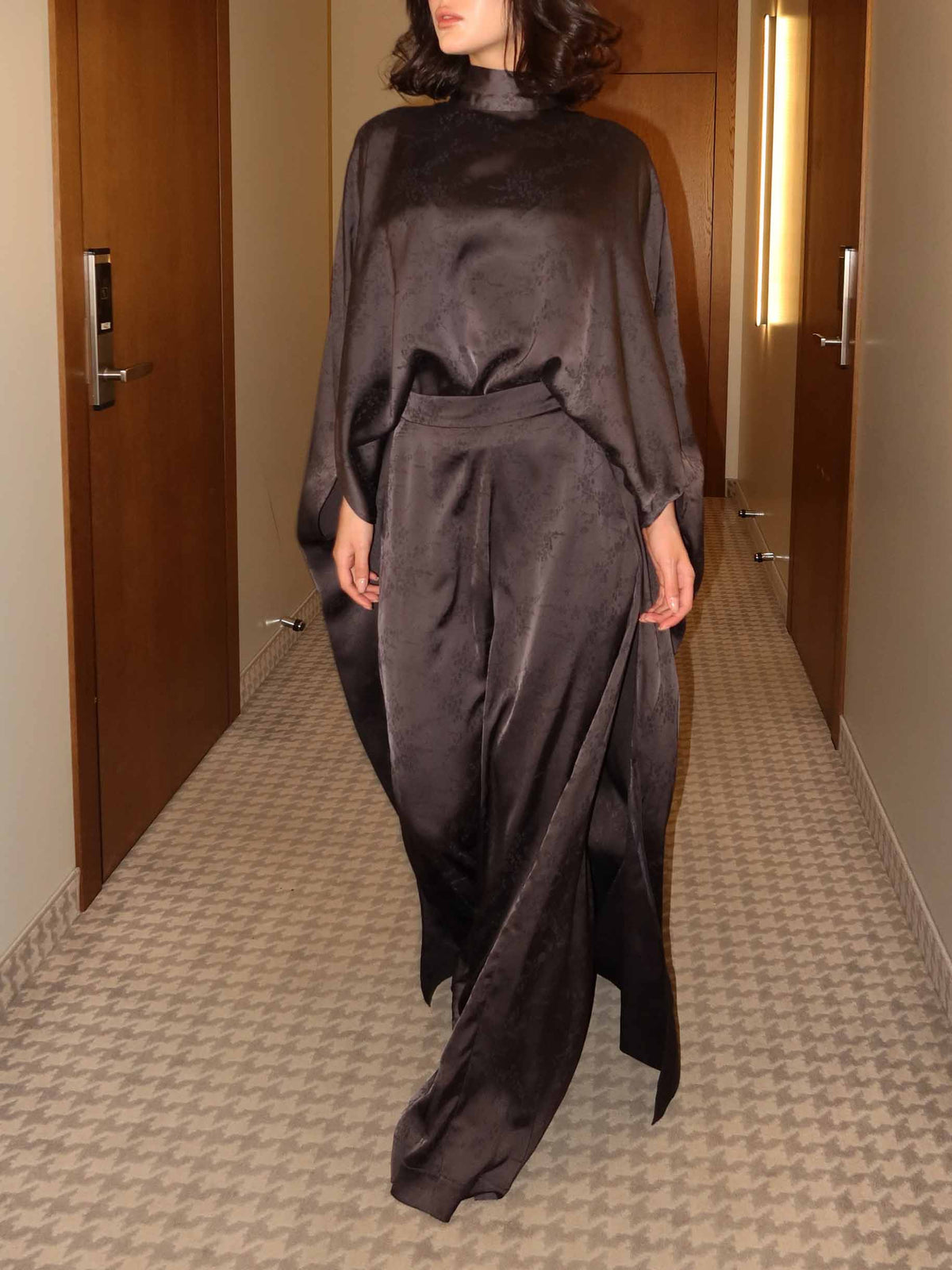 Completo elegante a due pezzi con top in raso a maniche a pipistrello e pantaloni drappeggiati a gamba larga