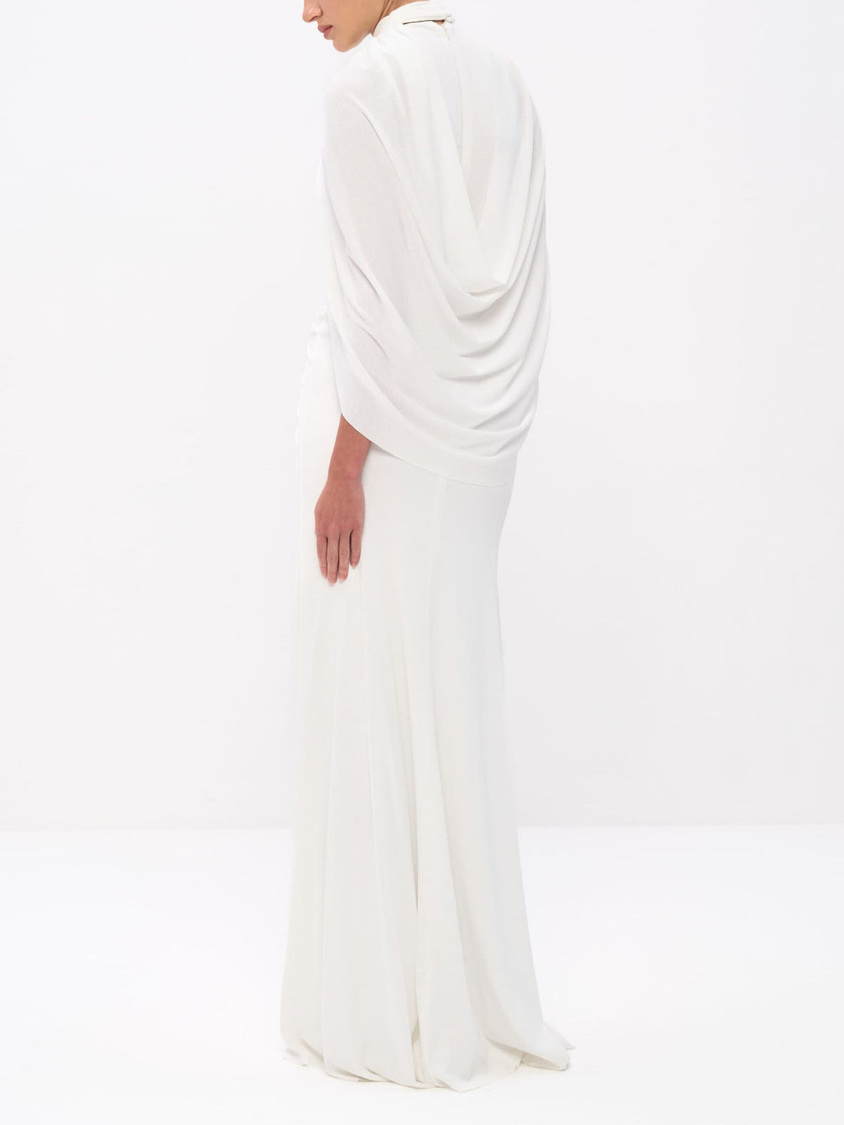Elegantes plissiertes Maxikleid mit Capeärmeln und hohem Kragen