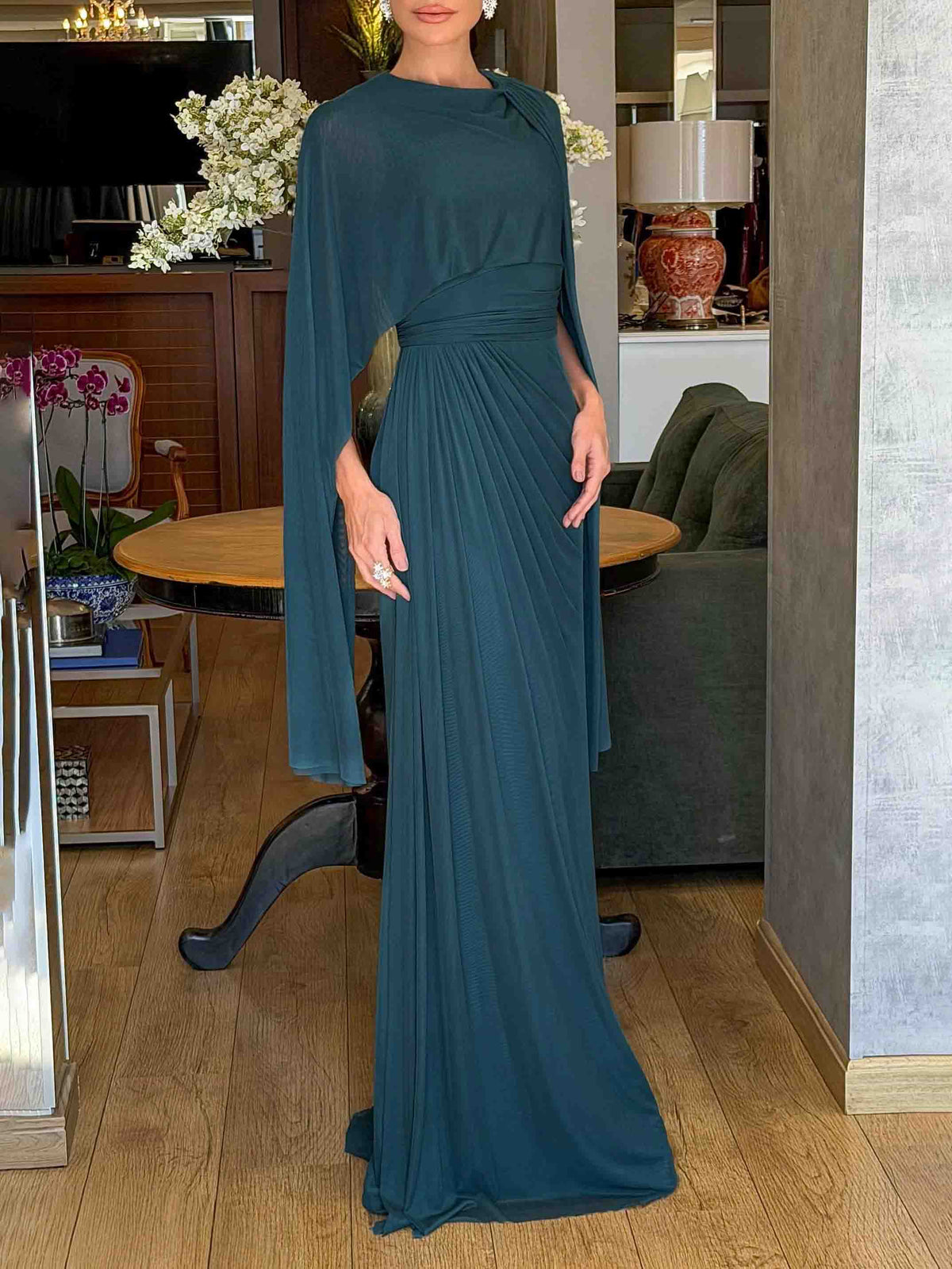 Vestido maxi elegante de chiffon drapeado, com decote redondo e mangas-capa