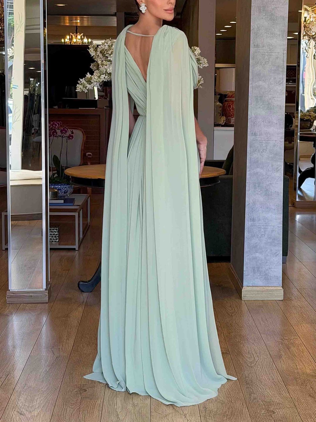 Elegantes Chiffon-Maxikleid mit Drapierung, V-Ausschnitt und Cape-Ärmeln