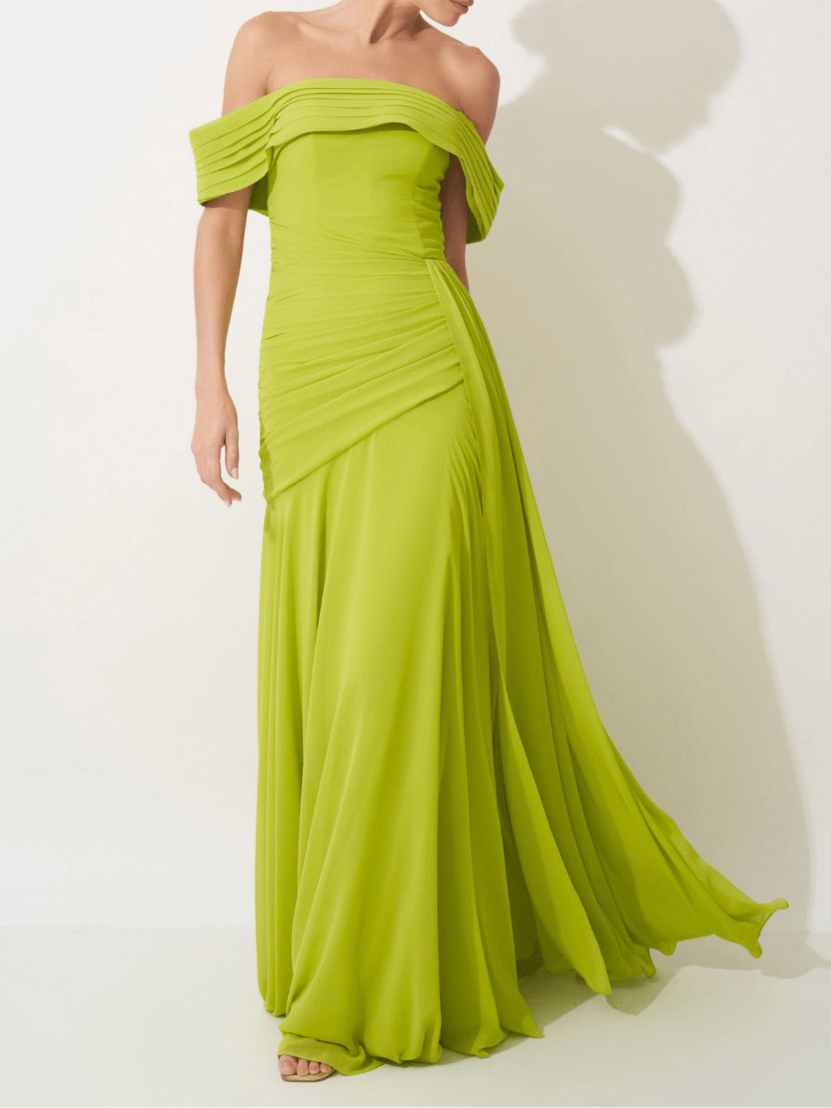 Abito lungo elegante in chiffon arricciato con spalle scoperte