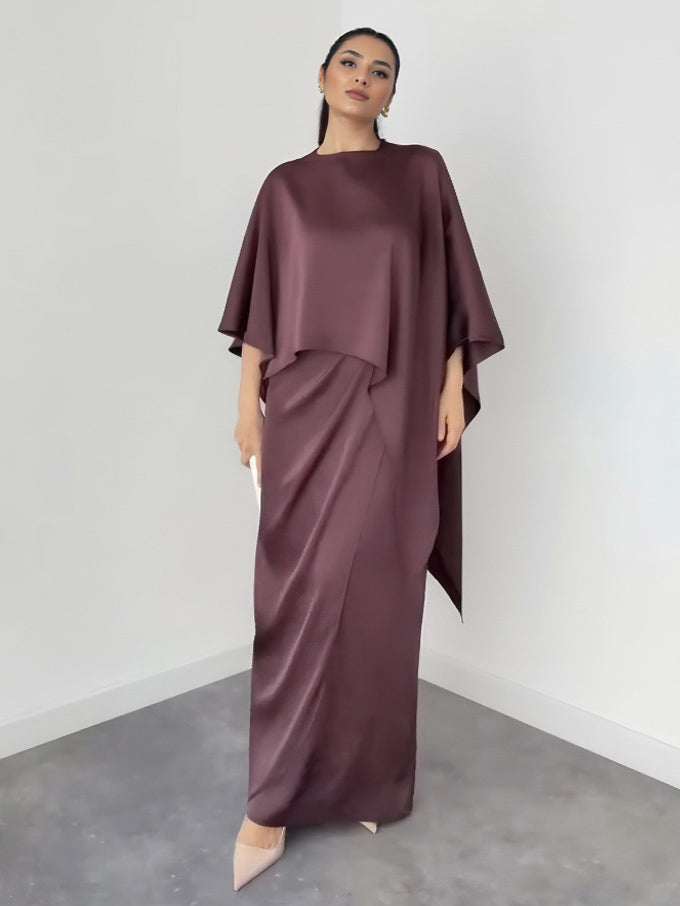 Elegantes zweiteiliges Set aus Satinoberteil mit Capeärmeln und Maxirock