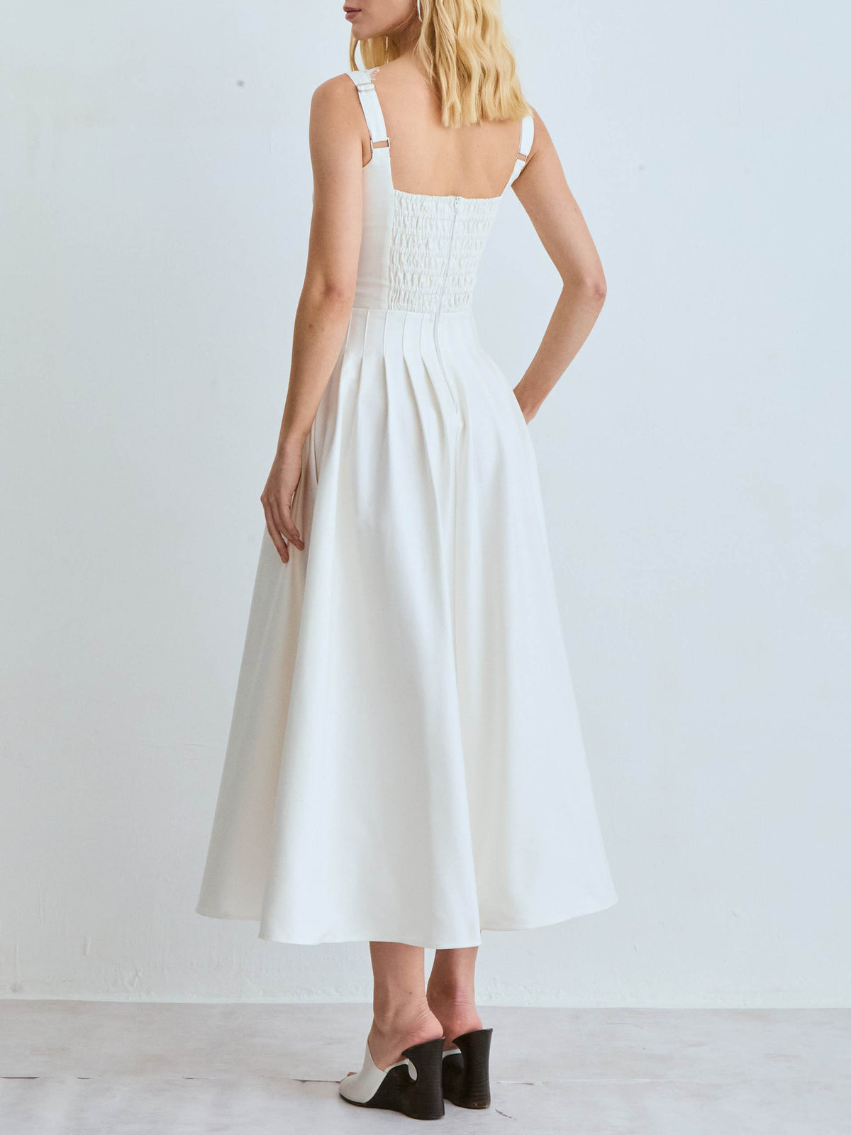Elegante abito midi aderente in pizzo con scollo a V