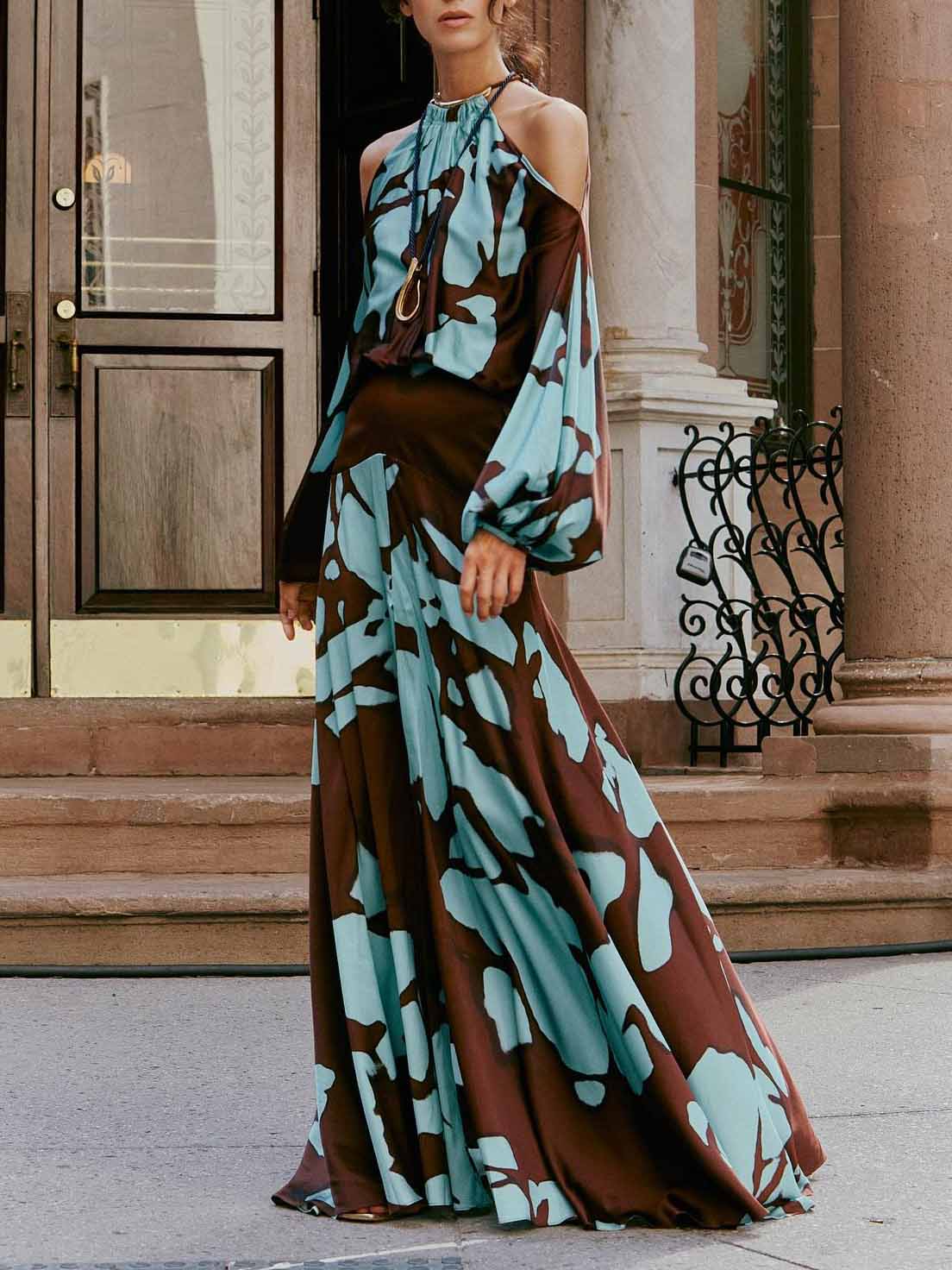 Vestido maxi elegante con hombros descubiertos y estampado abstracto