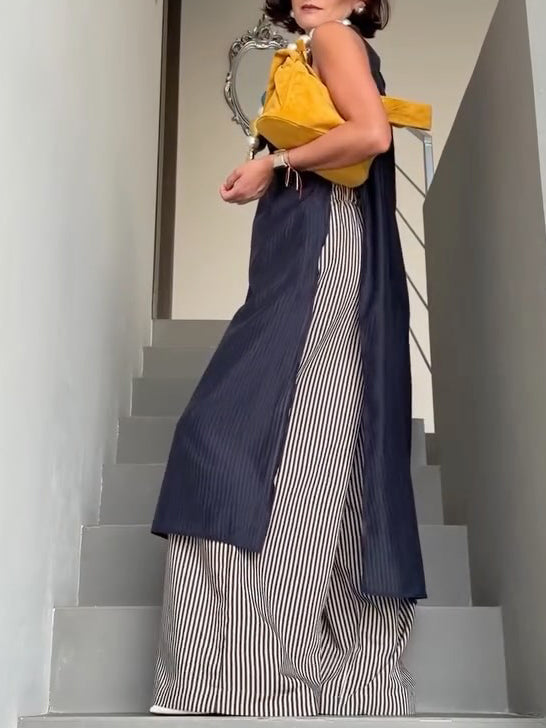 Minimalistisches zweiteiliges Set aus ärmellosem Longtop und gestreifter Hose mit weitem Bein