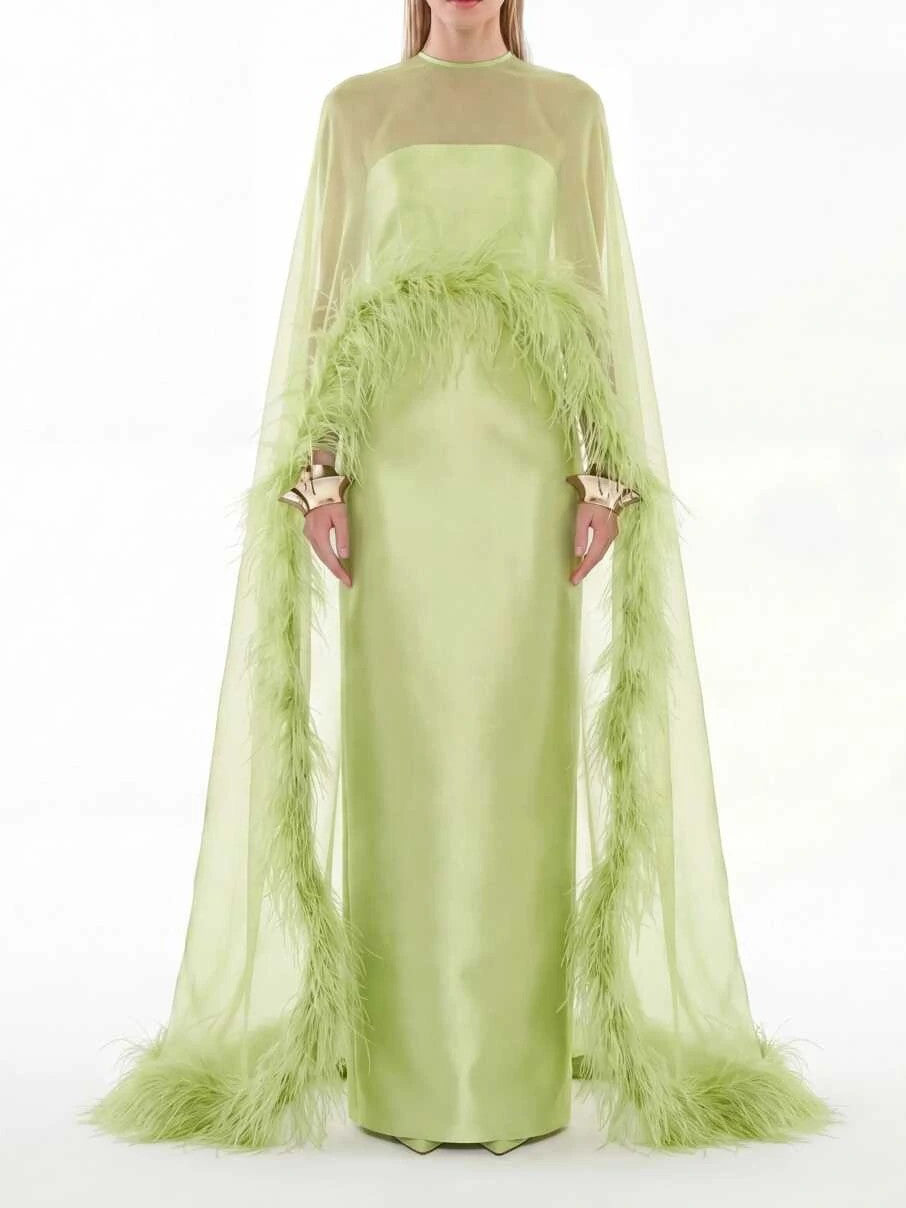 Elegante abito maxi in raso nero con scialle in chiffon trasparente