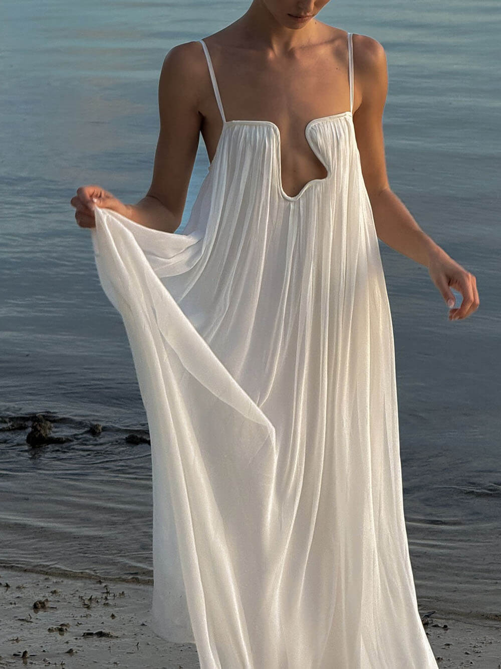 Vestido comprido informal, fluido e folgado em chiffon, com decote profundo e abertura no peito