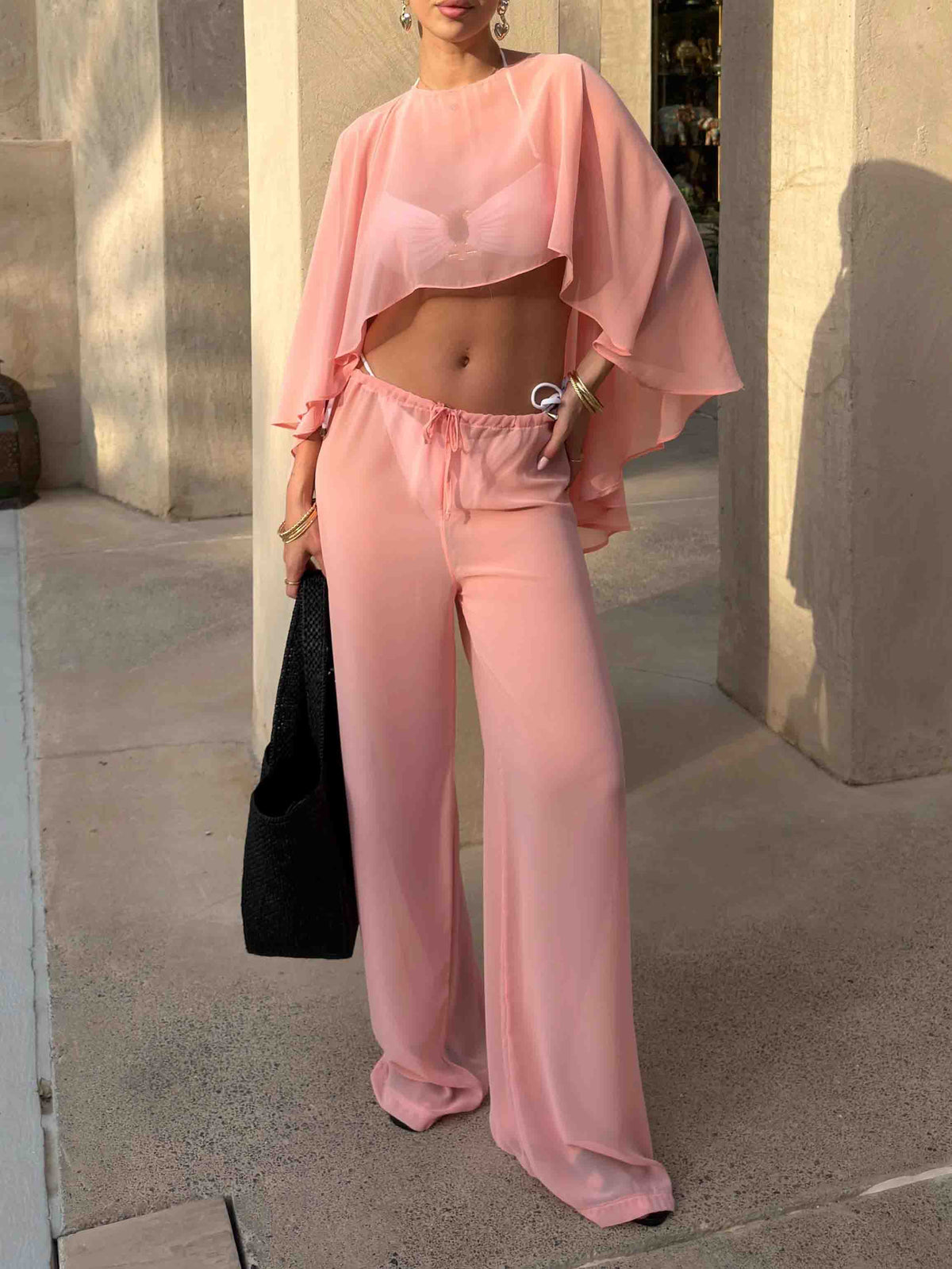 Ensemble de plage deux pièces avec crop top à manches cape transparentes et pantalon large
