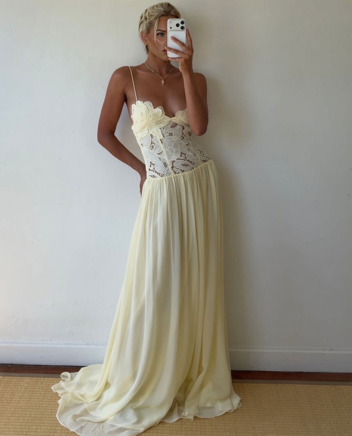 Elegantes gelbes Maxikleid aus Spitze mit Spaghettiträgern und Blumenapplikationen