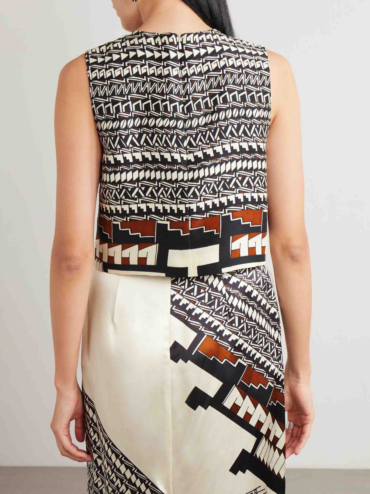Set a due pezzi con top corto in raso con stampa geometrica e gonna midi