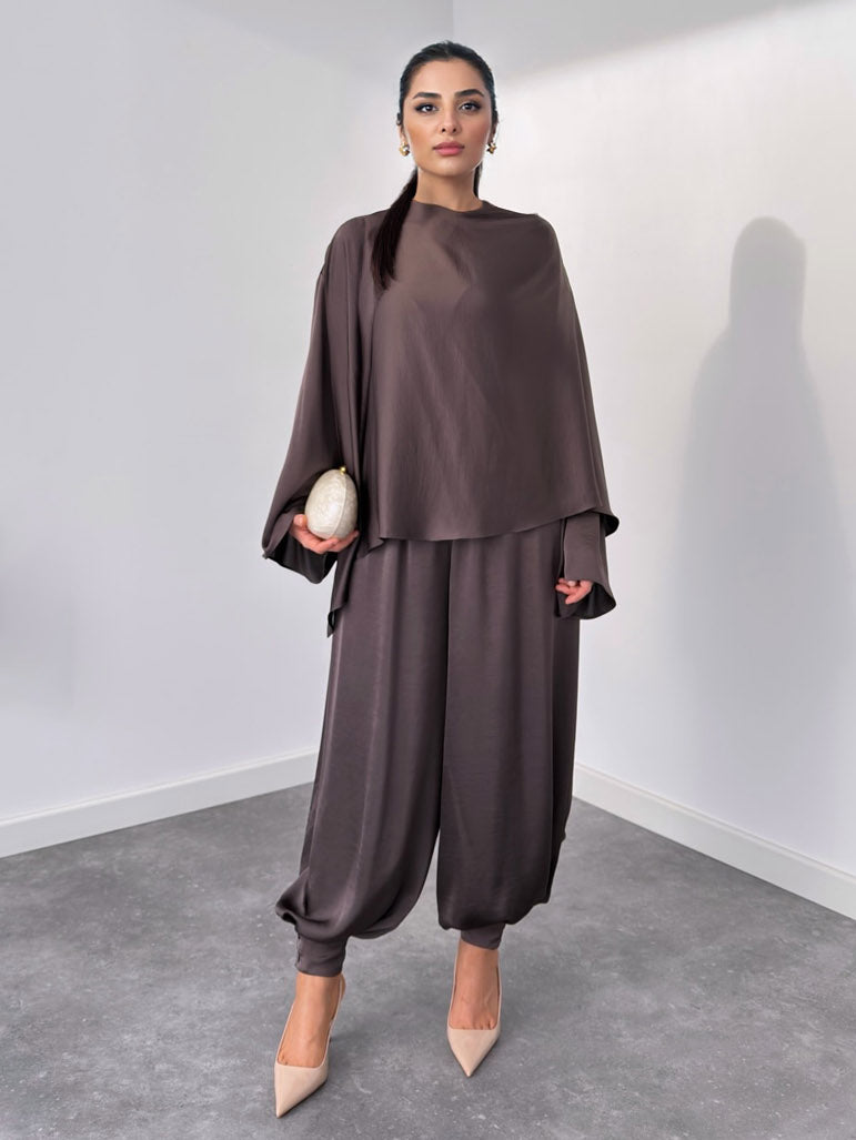 Conjunto elegante de bata de satén y pantalones bombachos